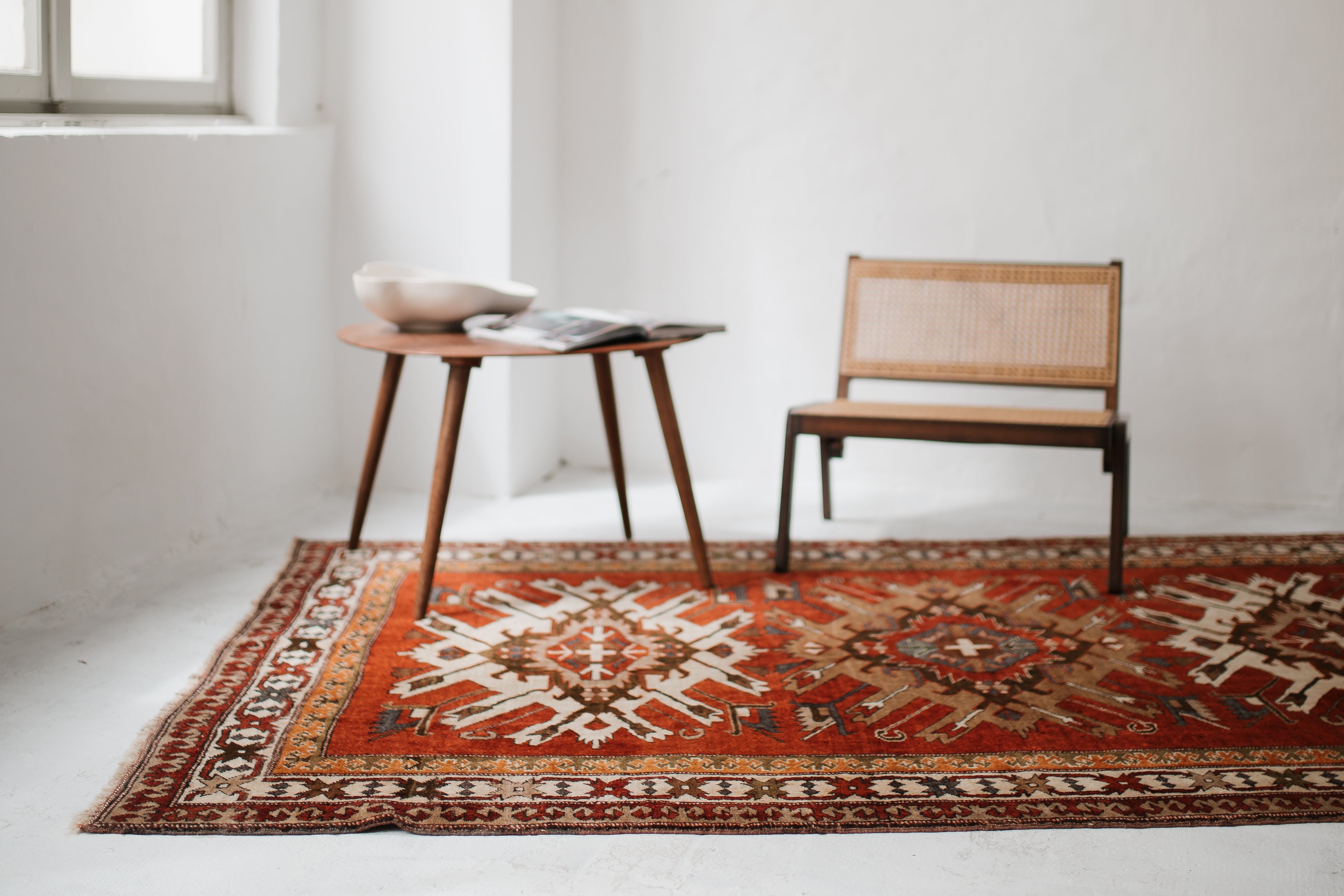 Vintage Teppich unter einem Tisch