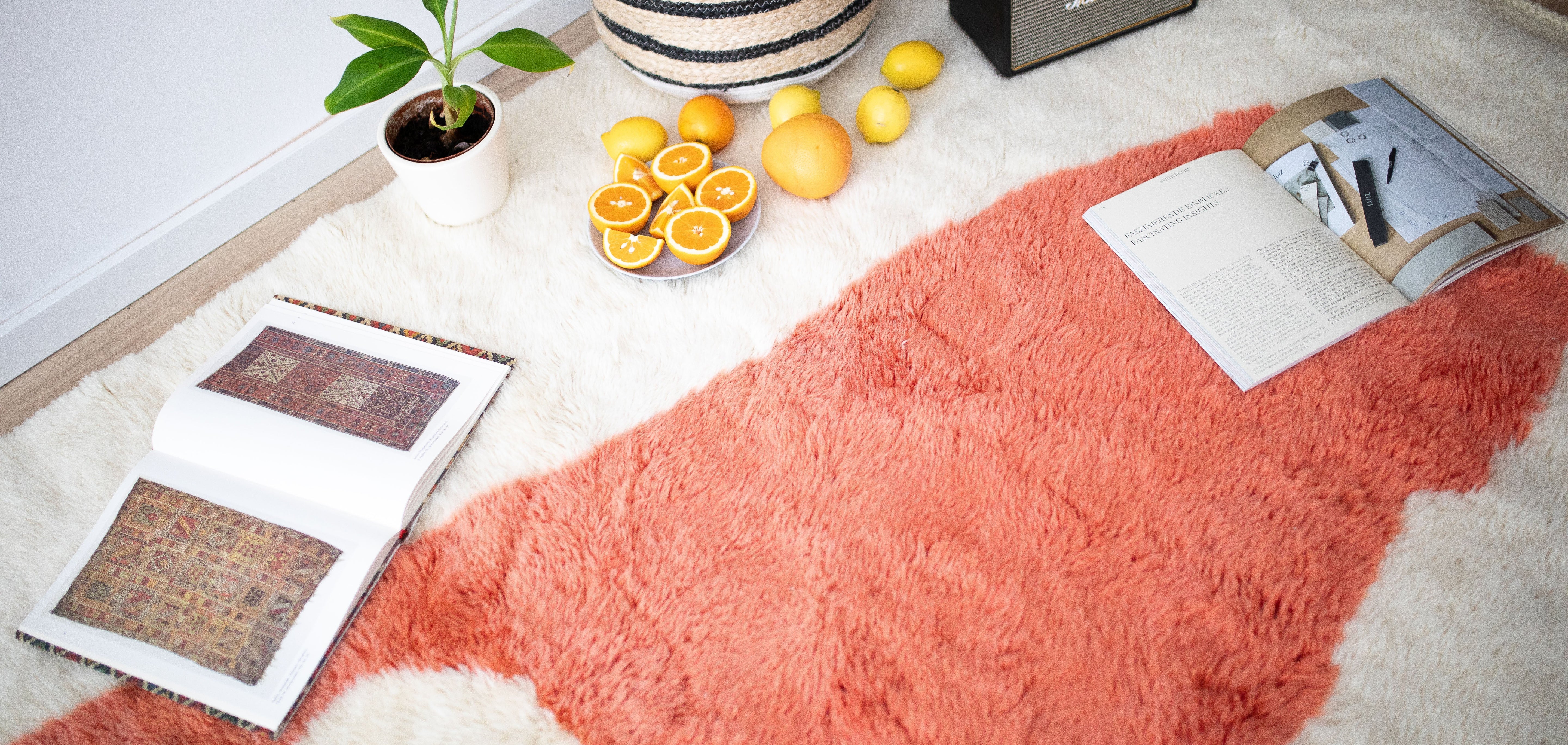 zwei Berber-Teppiche im Esszimmer