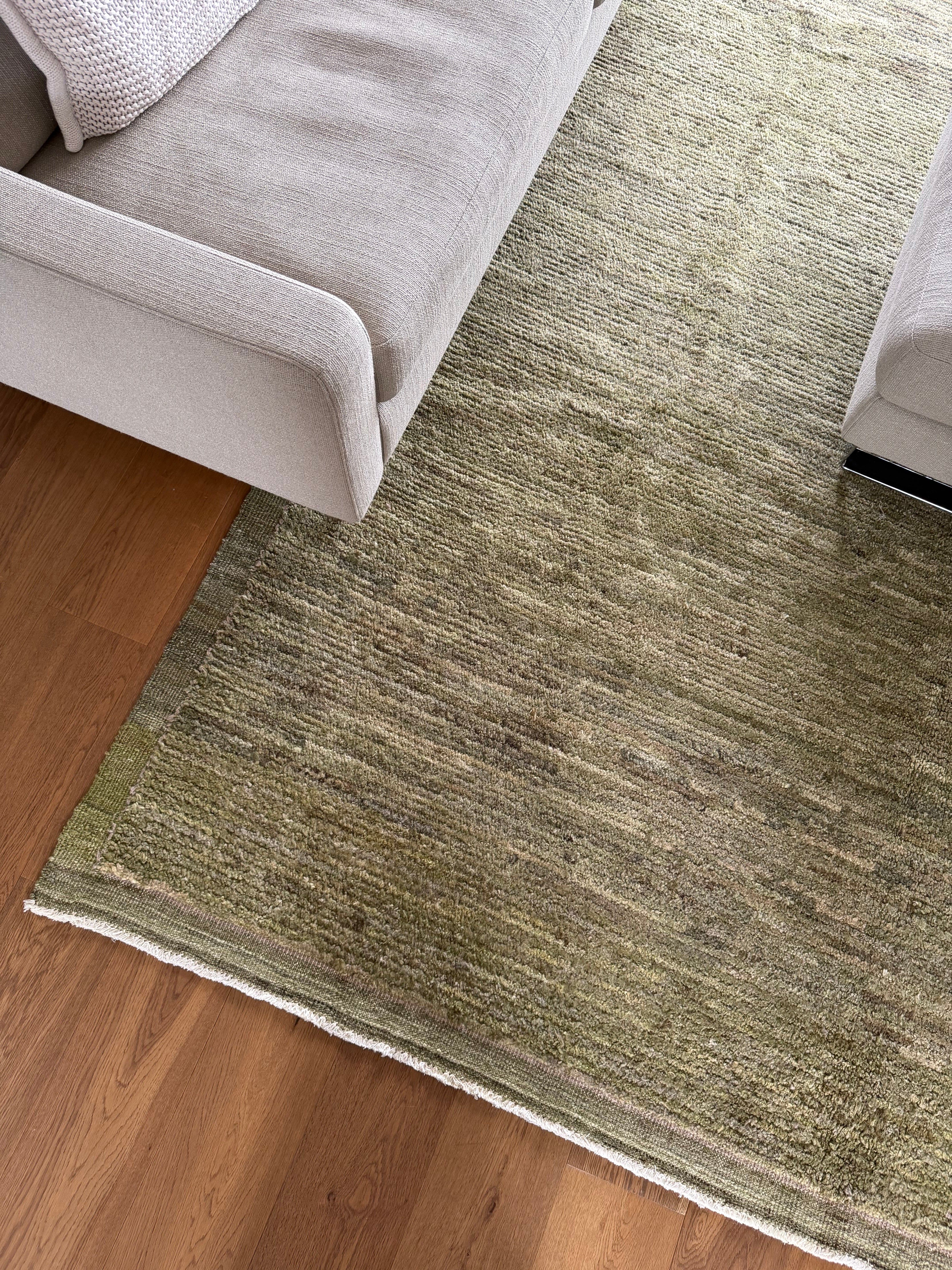 gruener_teppich_im_wohnzimmer