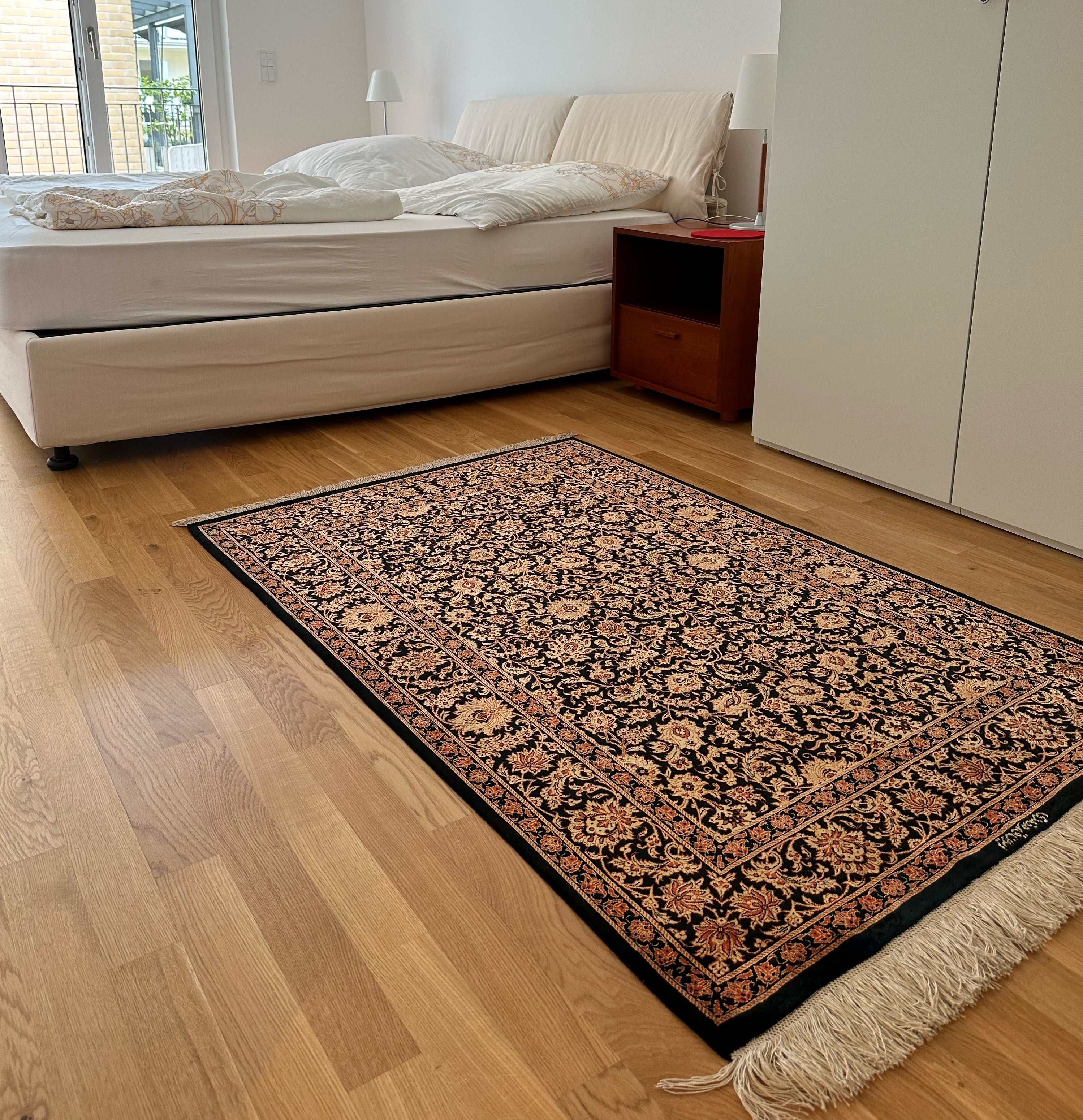 Feiner Seidenteppich im Schlafzimmer