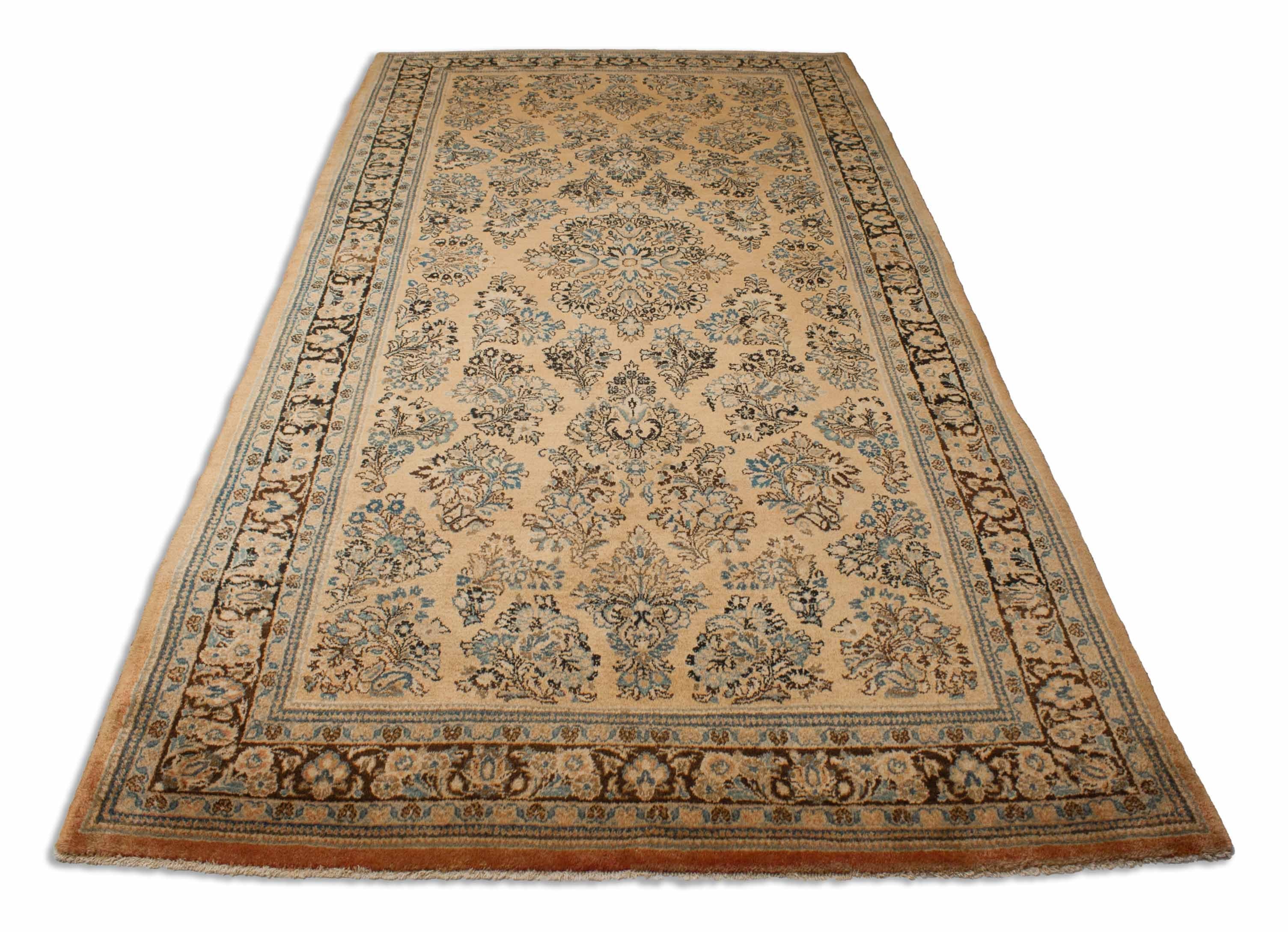 Eine Fotoaufnahme eines Re-Import Sarough Teppichs.