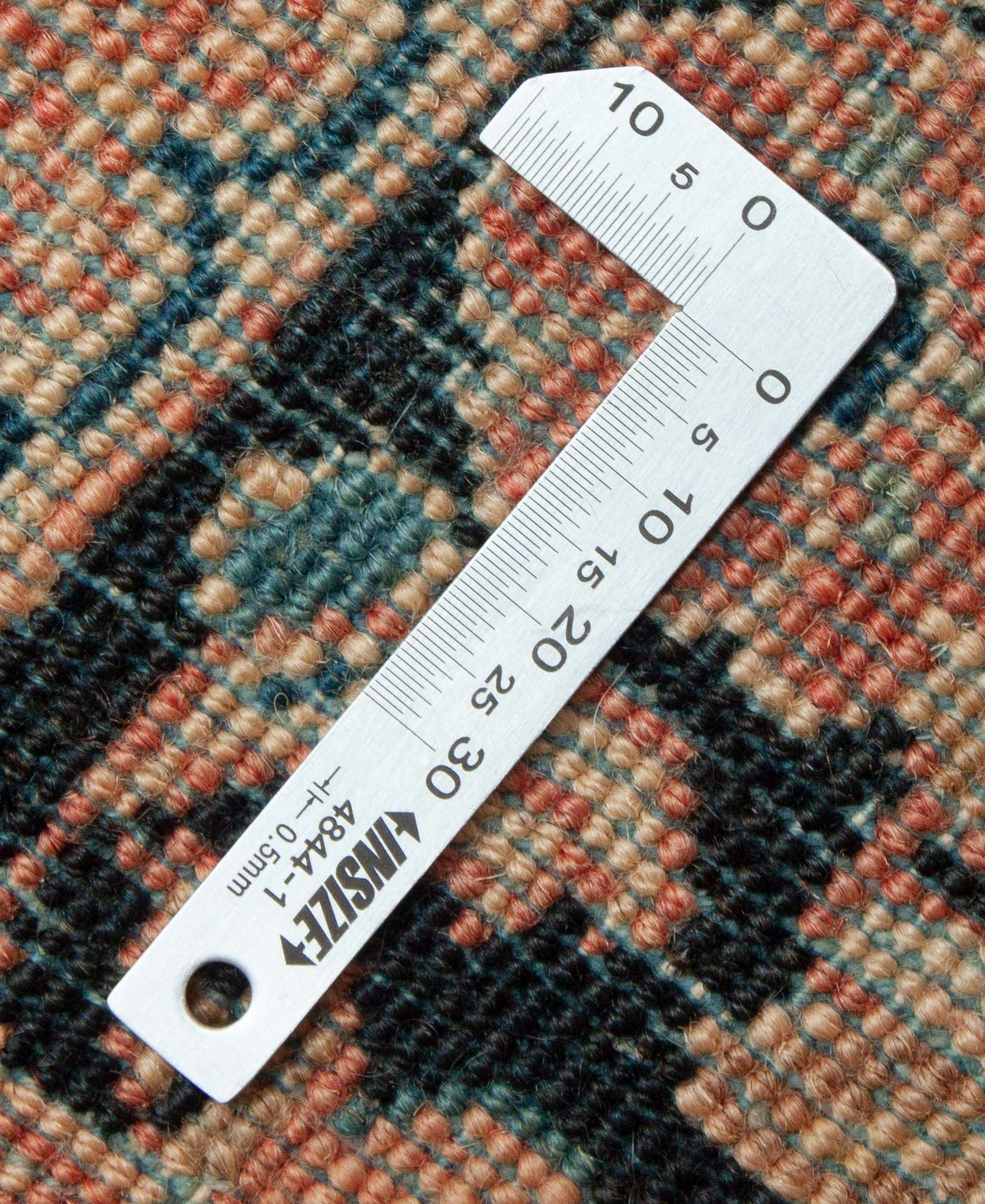 Eine Fotoaufnahme eines Re-Import Sarough Teppichs.