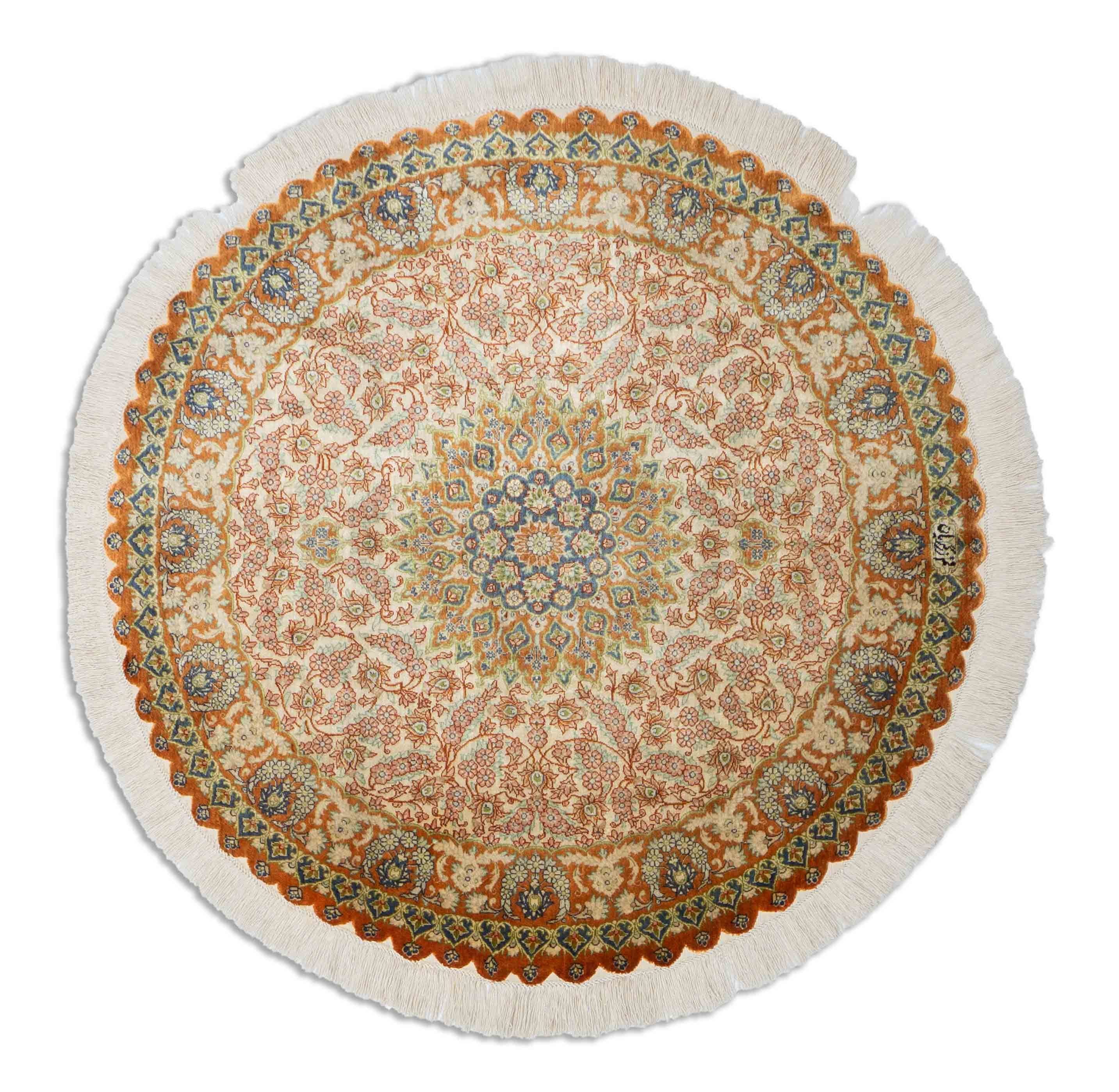 Eine Fotoaufnahme eines Ghom Teppichs.