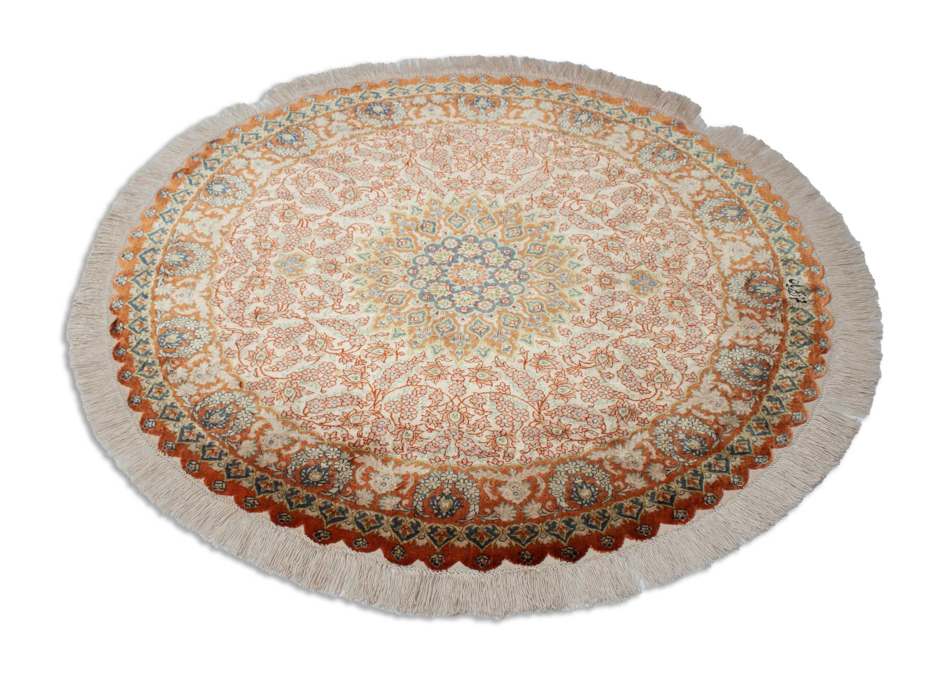 Eine Fotoaufnahme eines Ghom Teppichs.