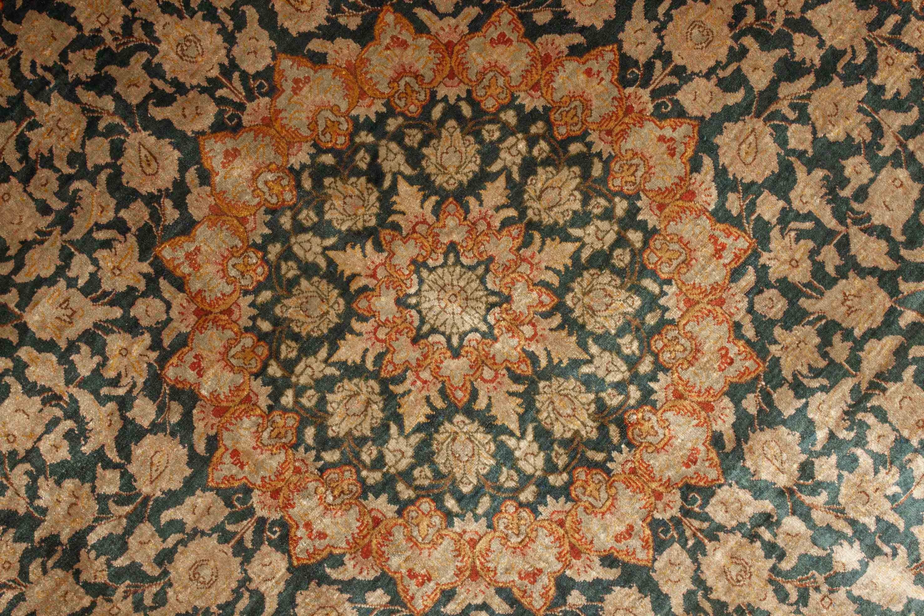 Eine Fotoaufnahme eines Ghom Teppichs.