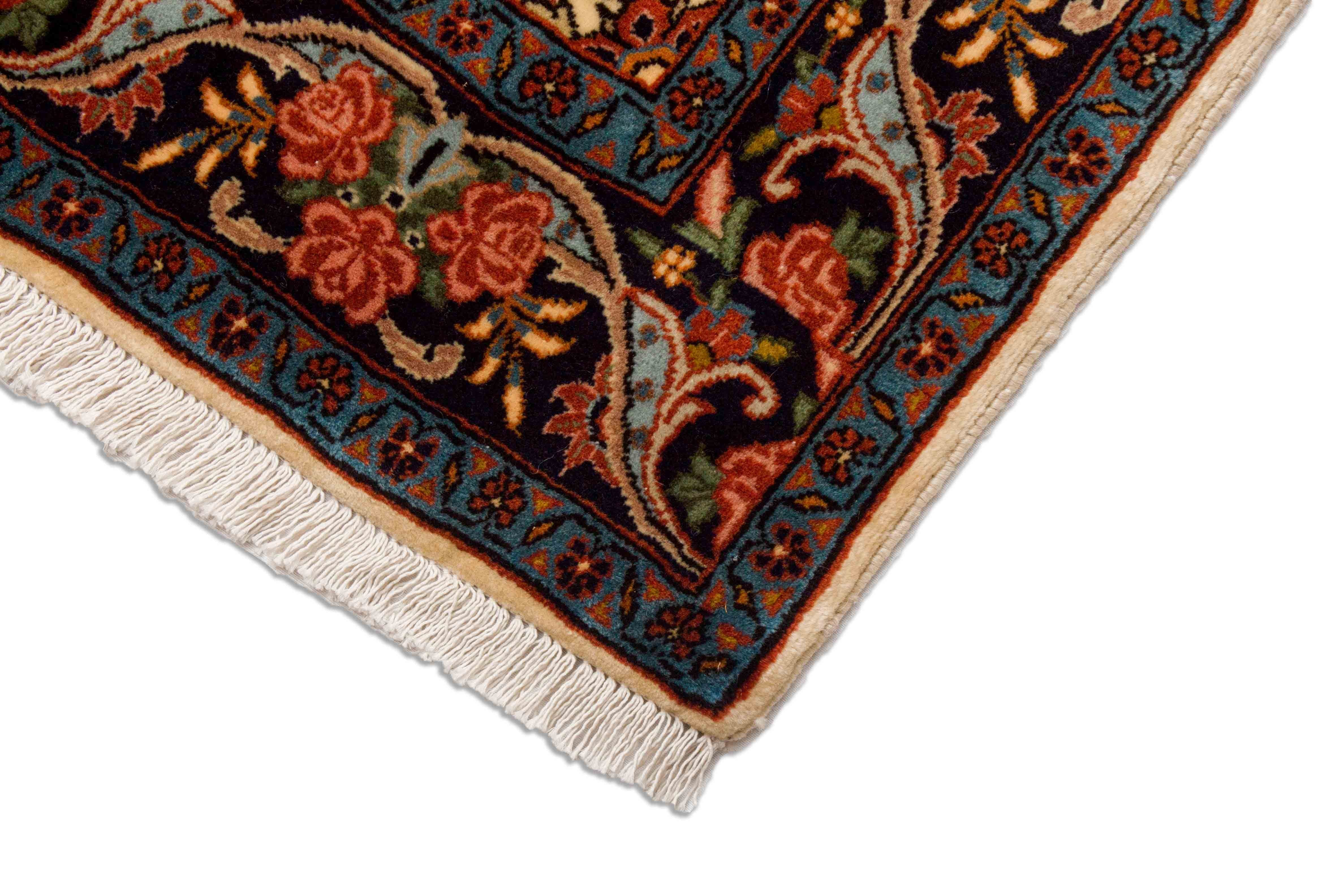 Eine Fotoaufnahme eines Bidjar Teppichs.