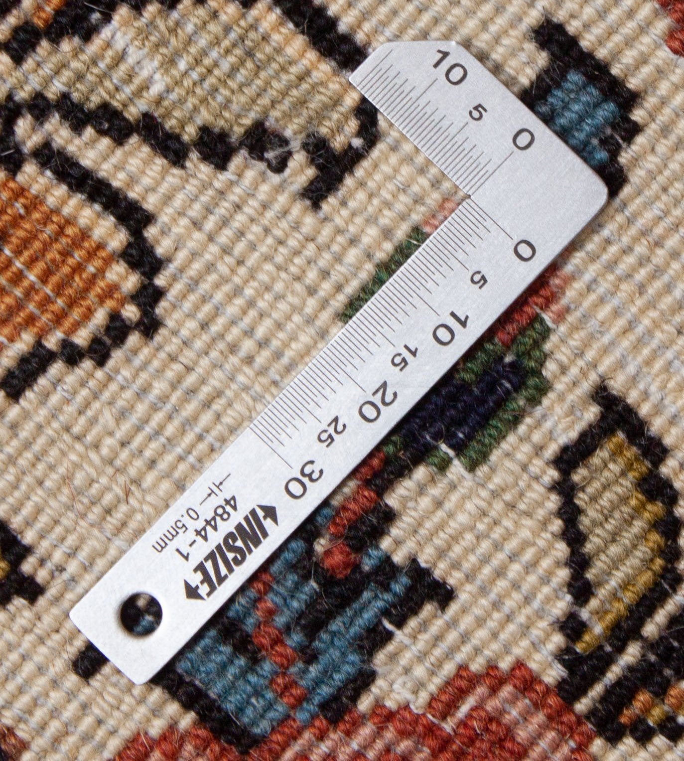 Eine Fotoaufnahme eines Bidjar Teppichs.