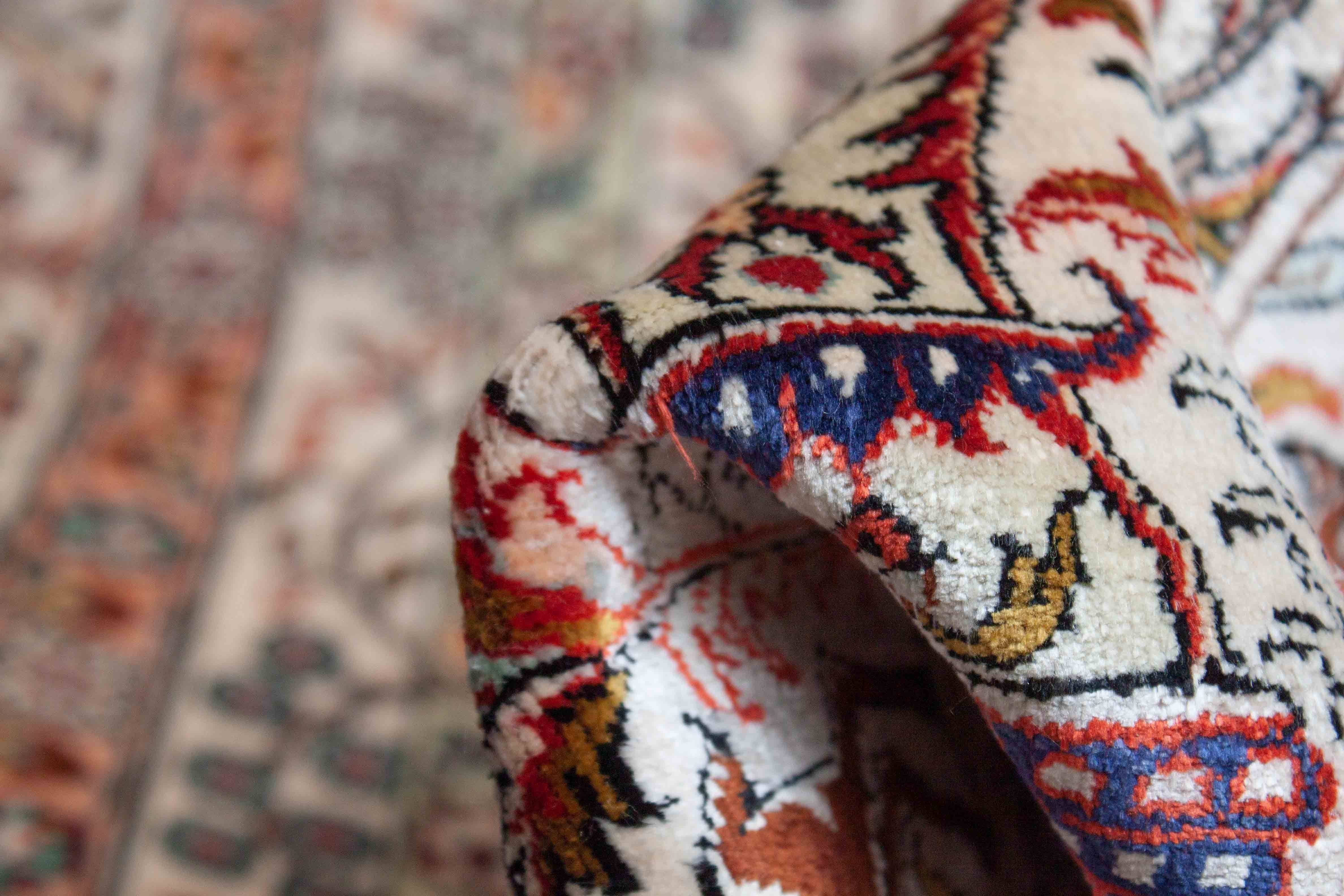 Eine Fotoaufnahme eines Hereke Teppichs.