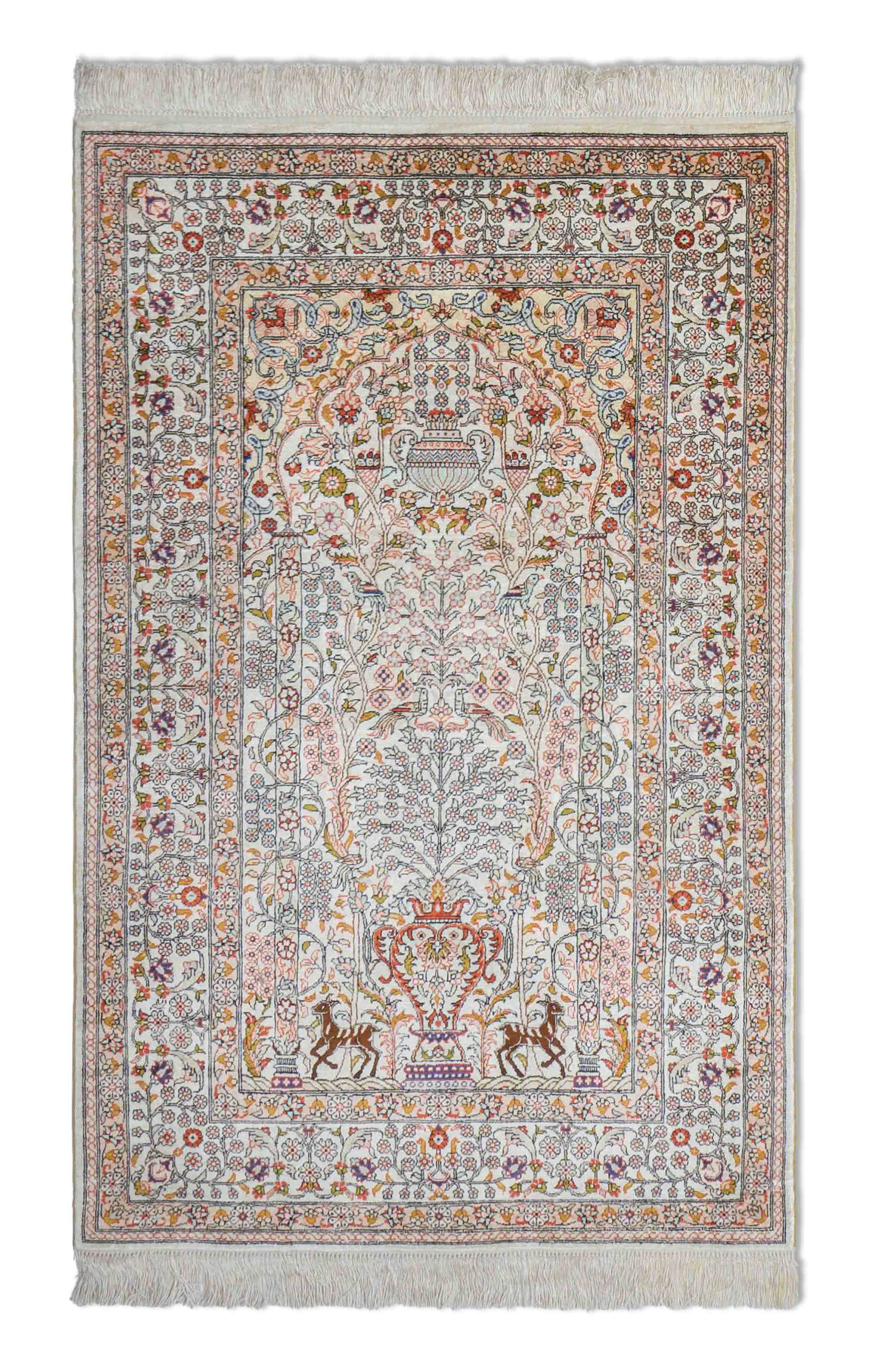 Eine Fotoaufnahme eines Hereke Teppichs.