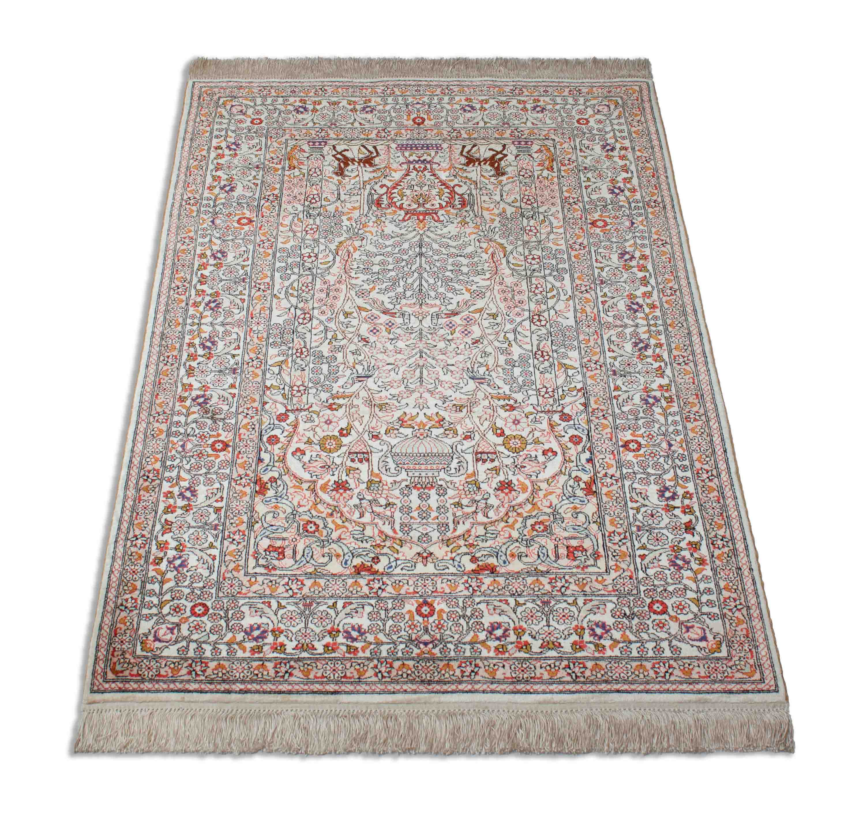 Eine Fotoaufnahme eines Hereke Teppichs.