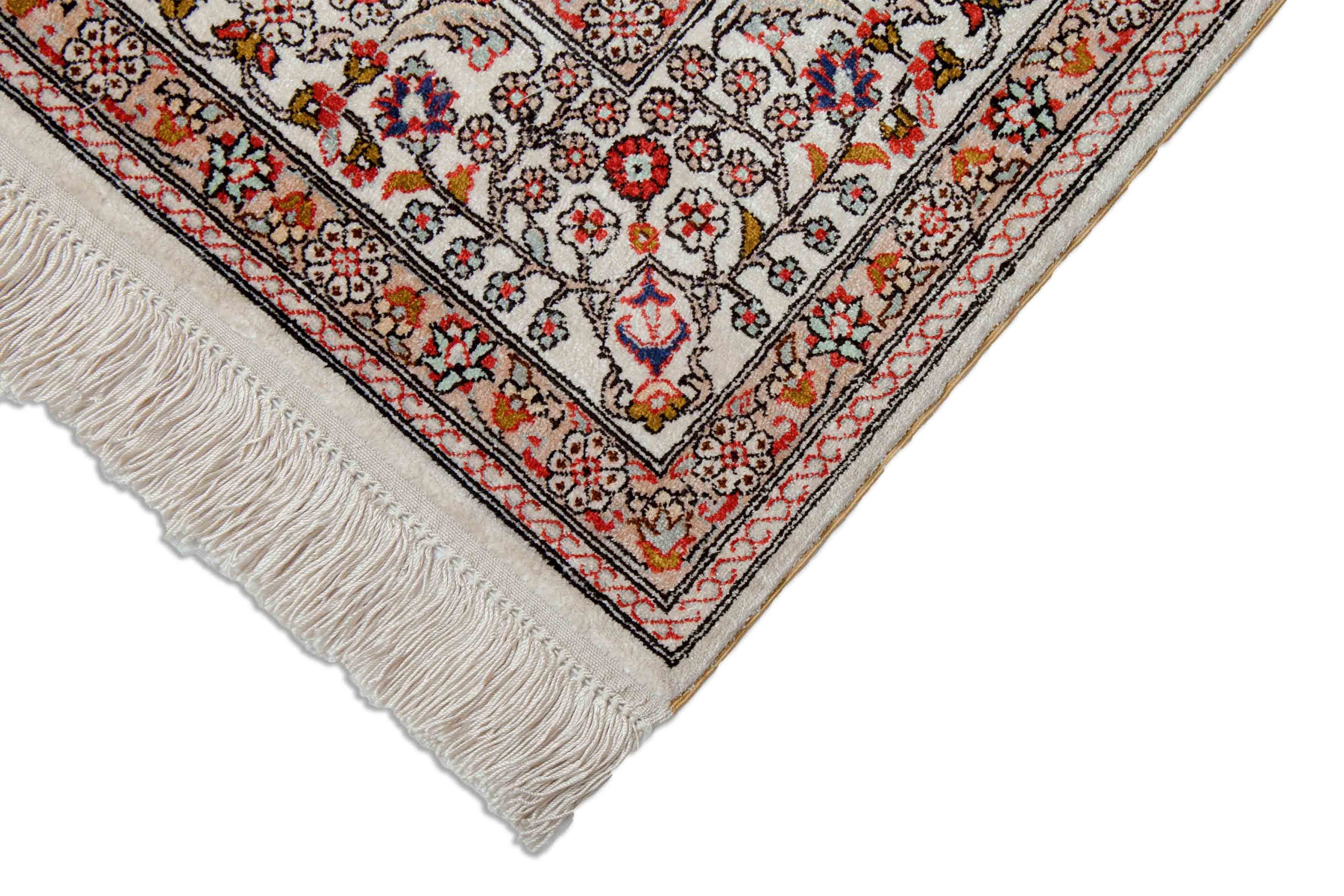 Eine Fotoaufnahme eines Hereke Teppichs.