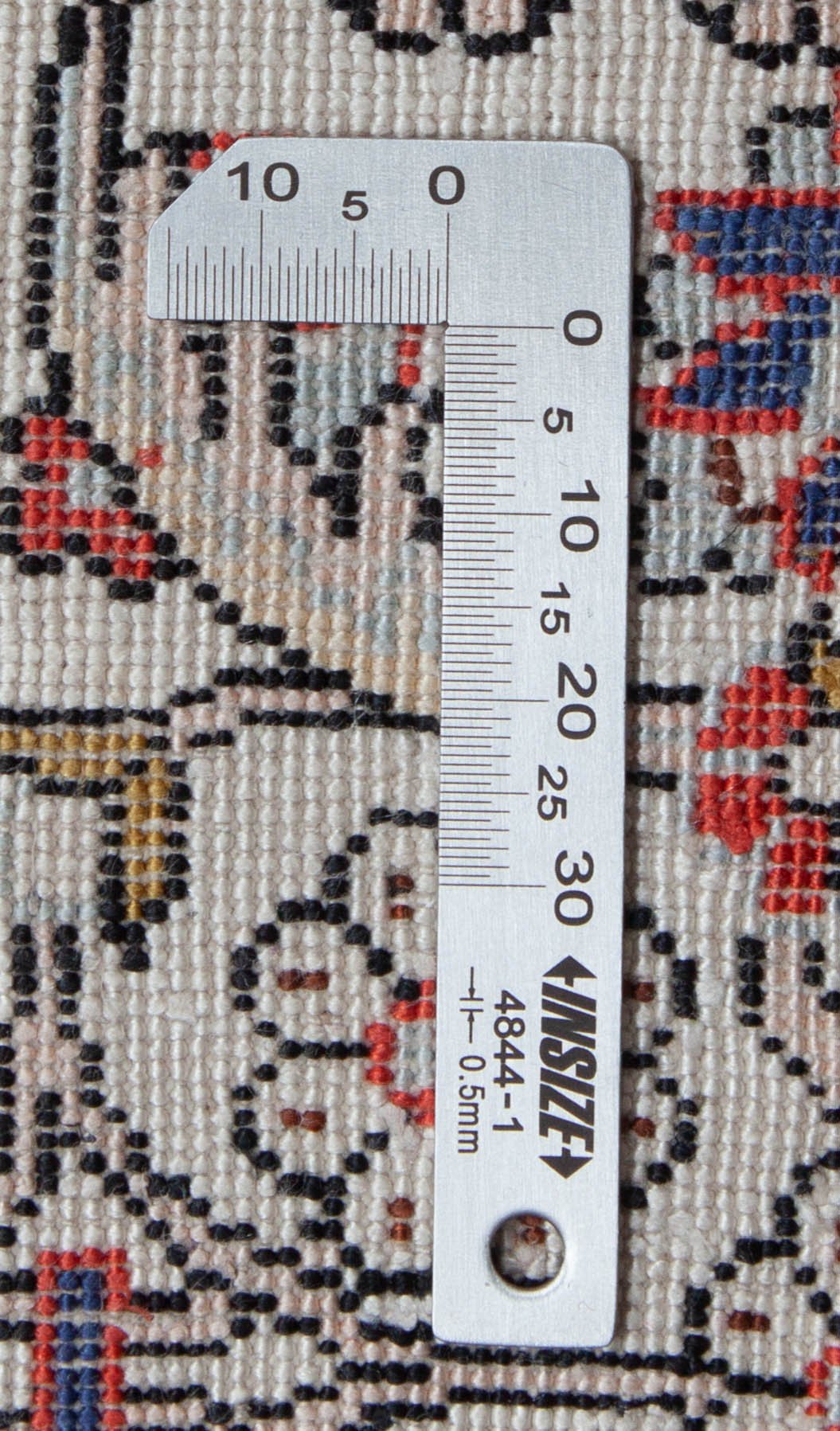 Eine Fotoaufnahme eines Hereke Teppichs.