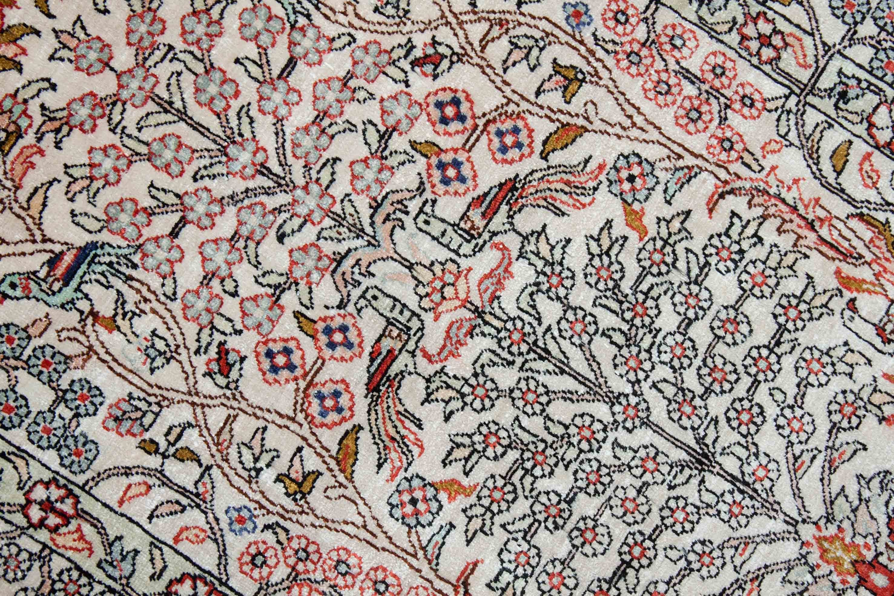 Eine Fotoaufnahme eines Hereke Teppichs.