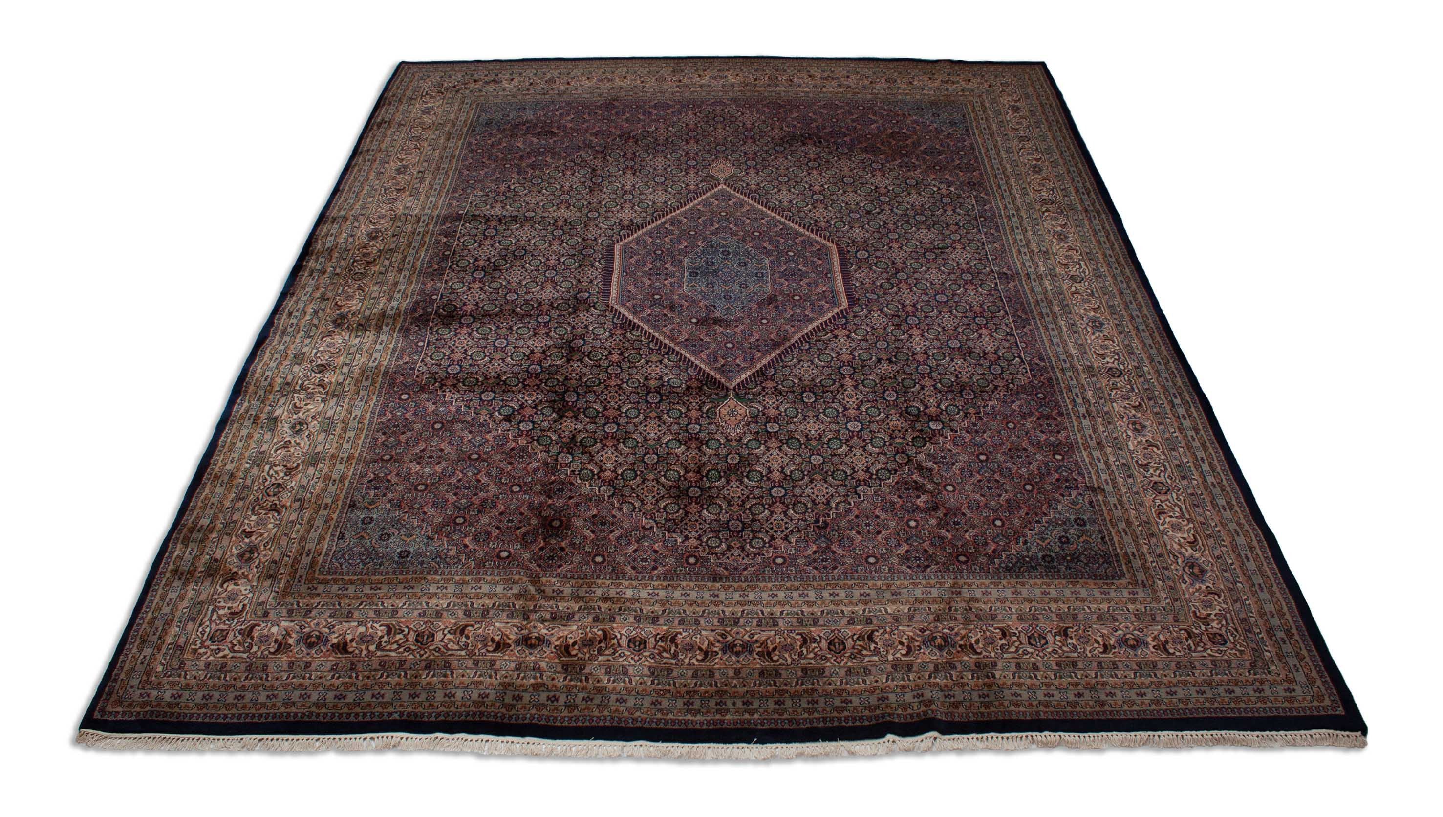 Eine Fotoaufnahme eines Bidjar Teppichs.