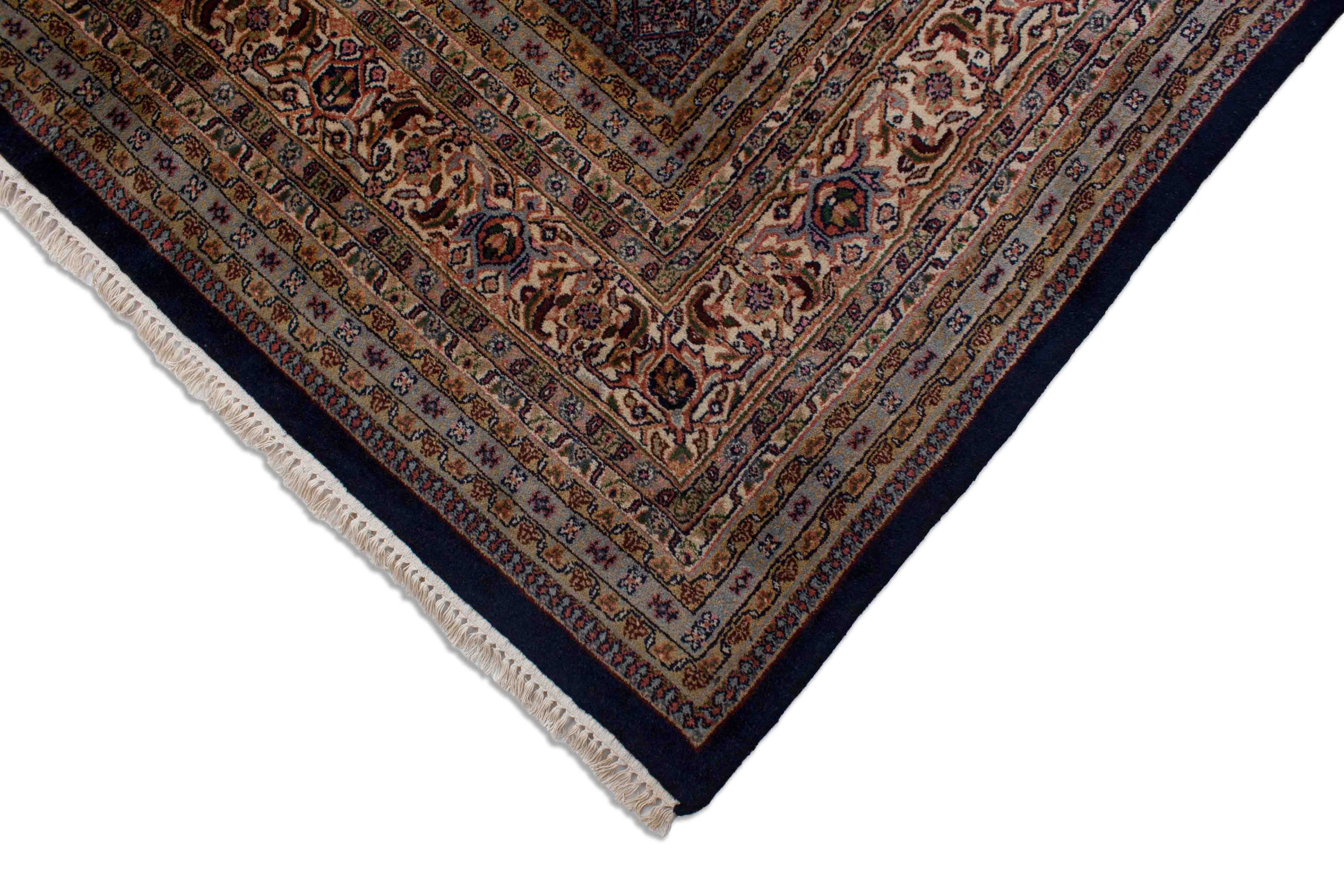 Eine Fotoaufnahme eines Bidjar Teppichs.