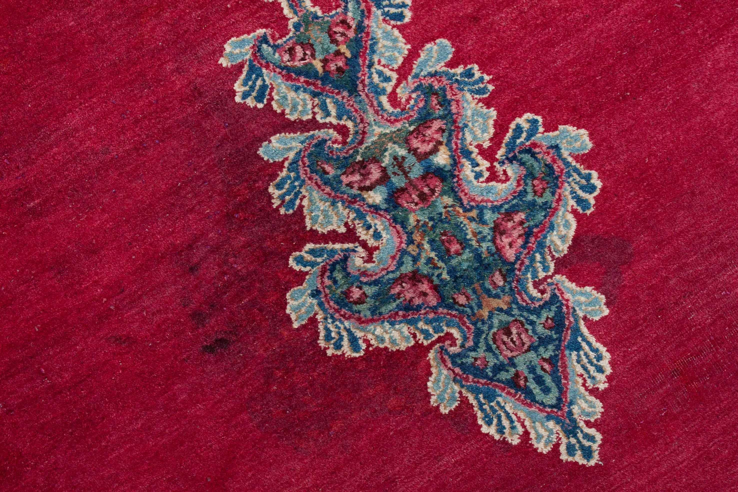 Eine Fotoaufnahme eines Kerman Lavar Teppichs.