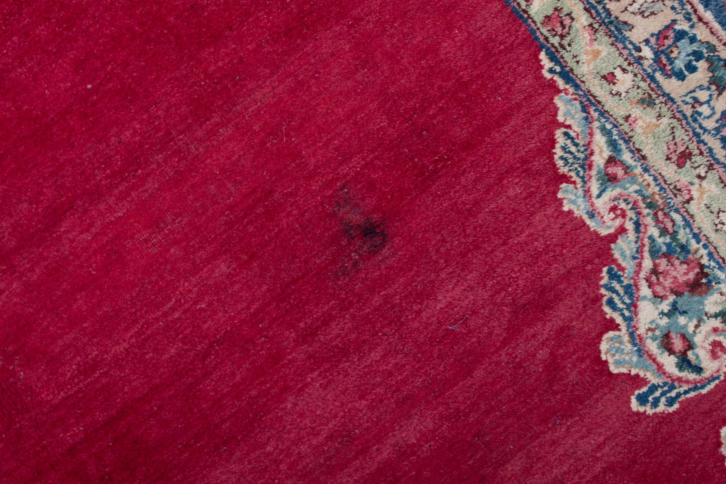 Eine Fotoaufnahme eines Kerman Lavar Teppichs.