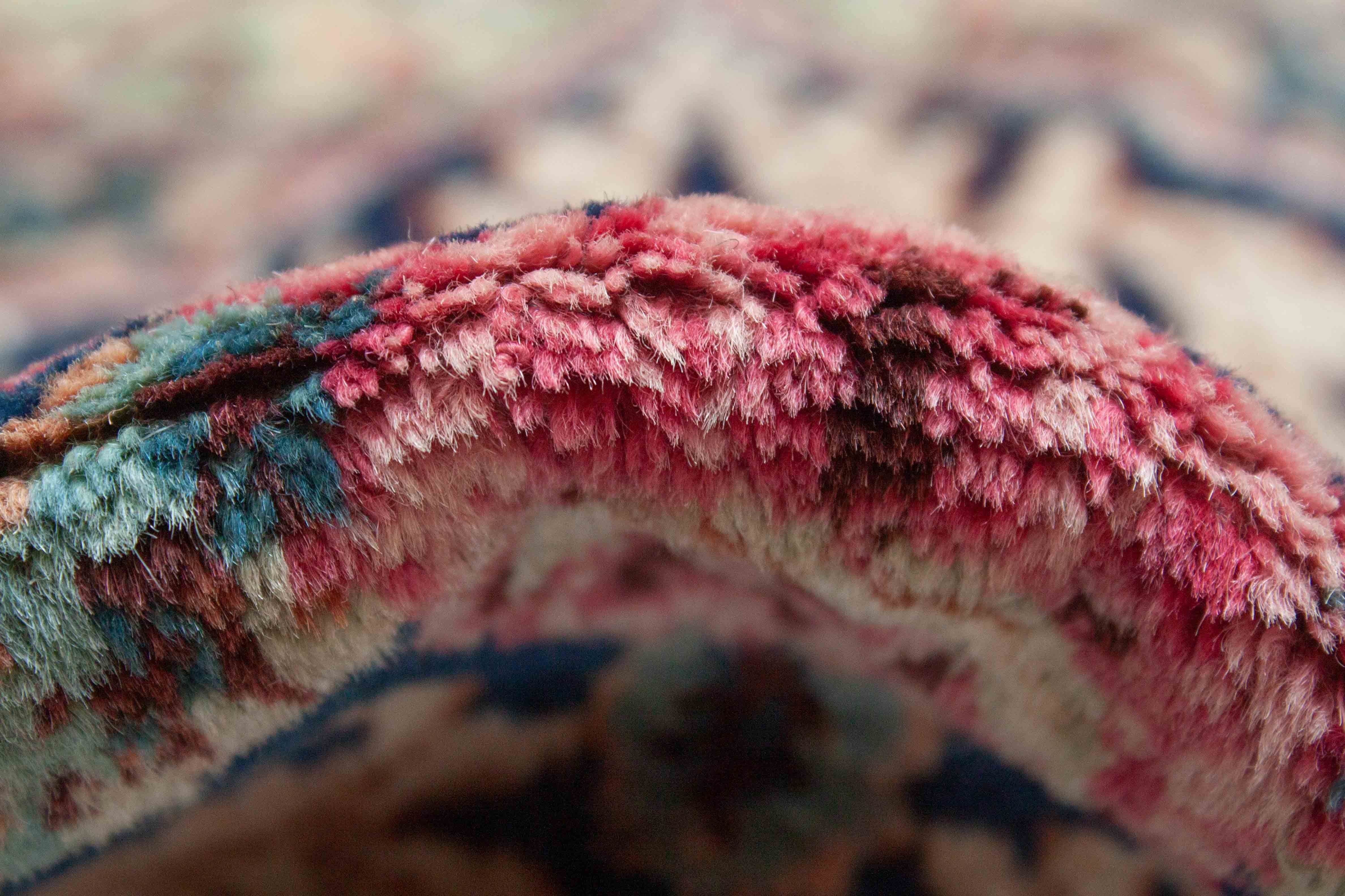 Eine Fotoaufnahme eines Kerman Lavar Teppichs.