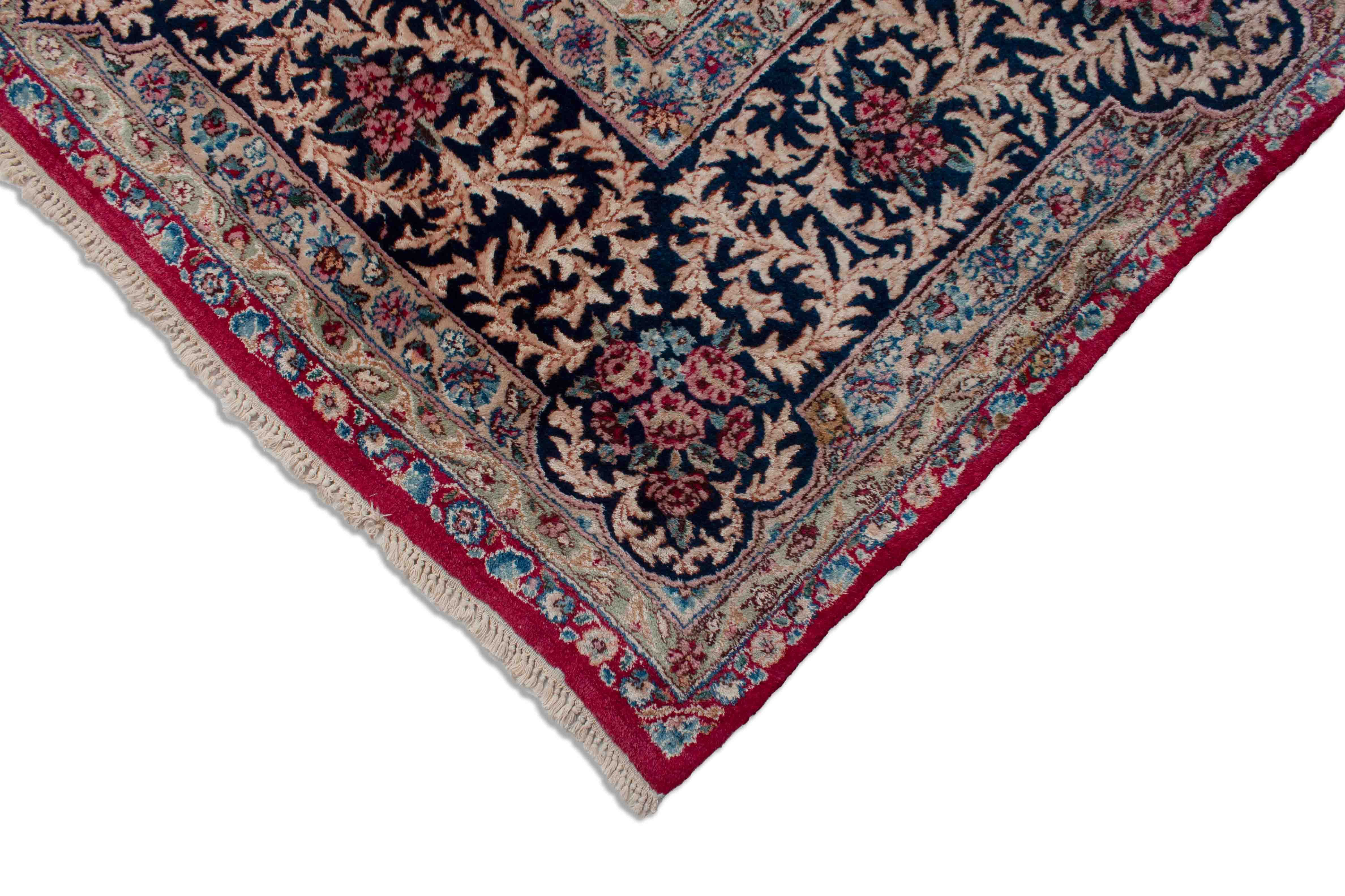 Eine Fotoaufnahme eines Kerman Lavar Teppichs.