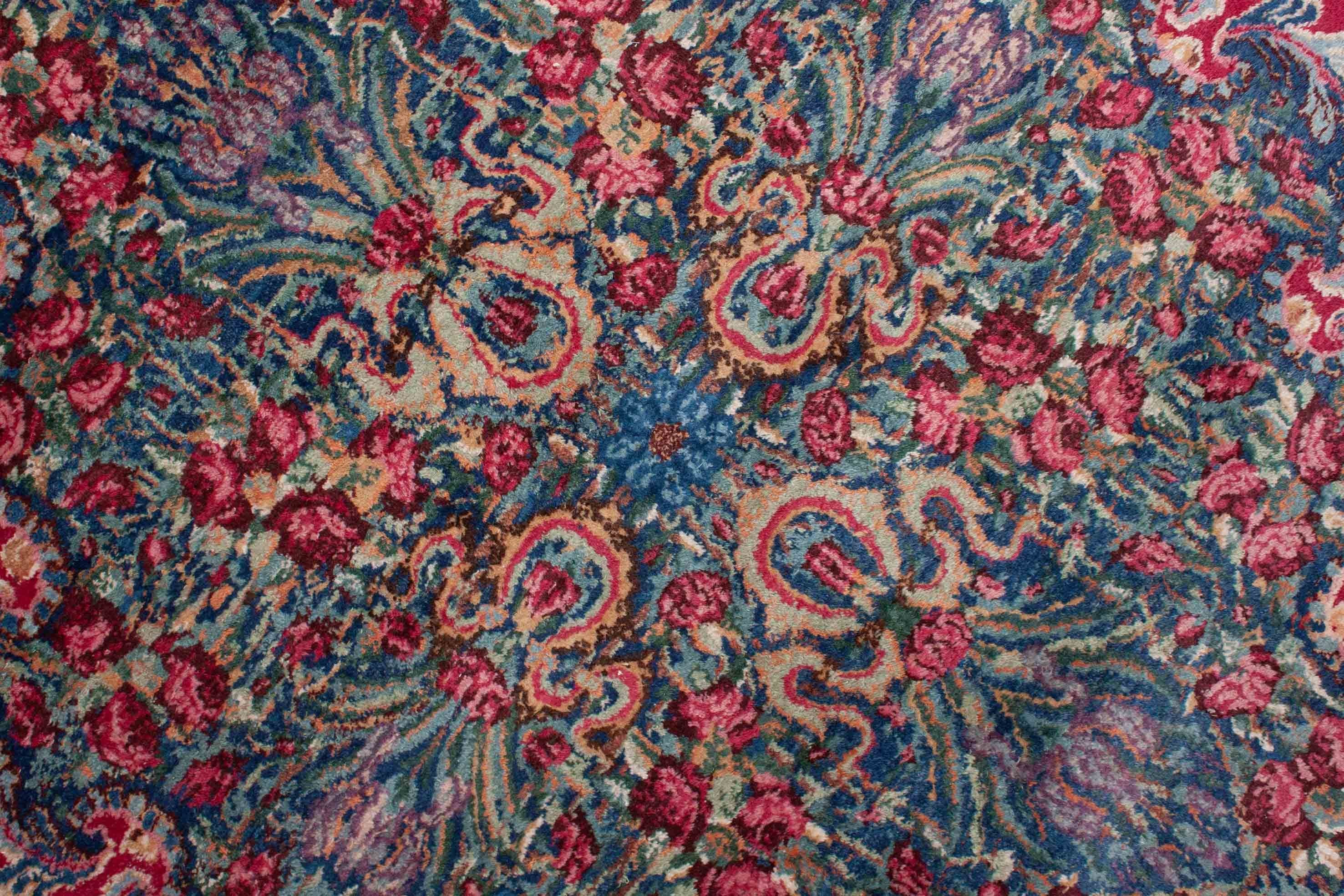 Eine Fotoaufnahme eines Kerman Lavar Teppichs.