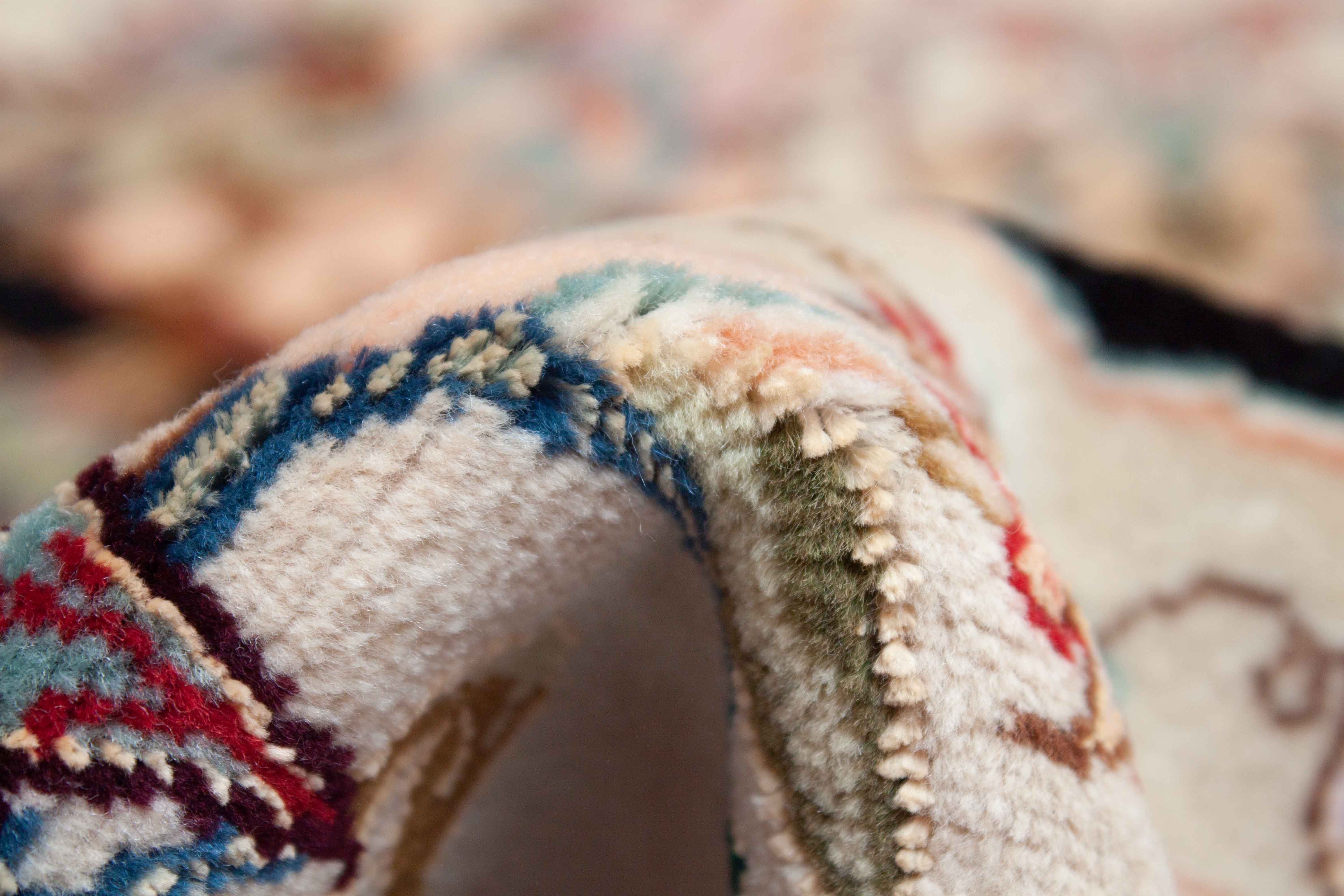 Eine Fotoaufnahme eines Täbriz Teppichs.