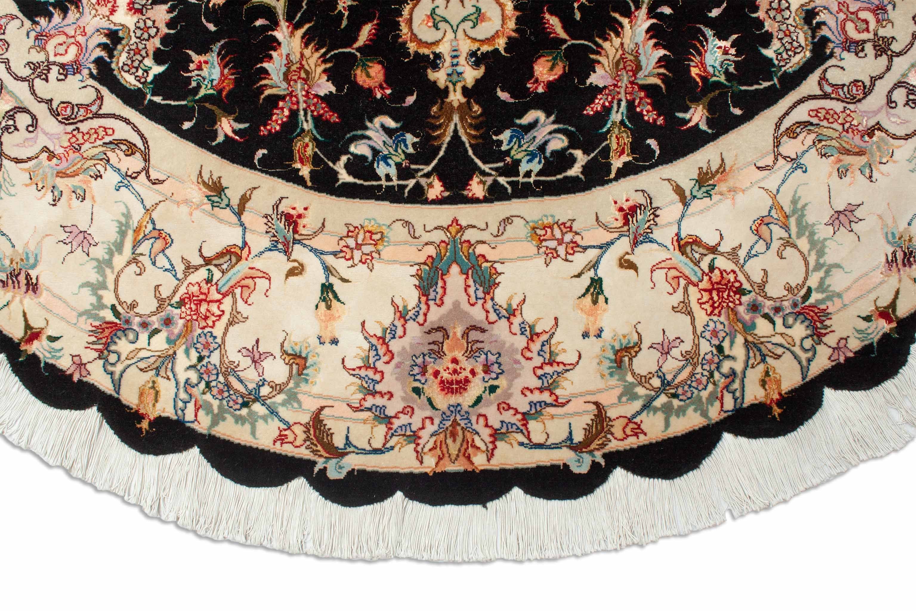 Eine Fotoaufnahme eines Täbriz Teppichs.