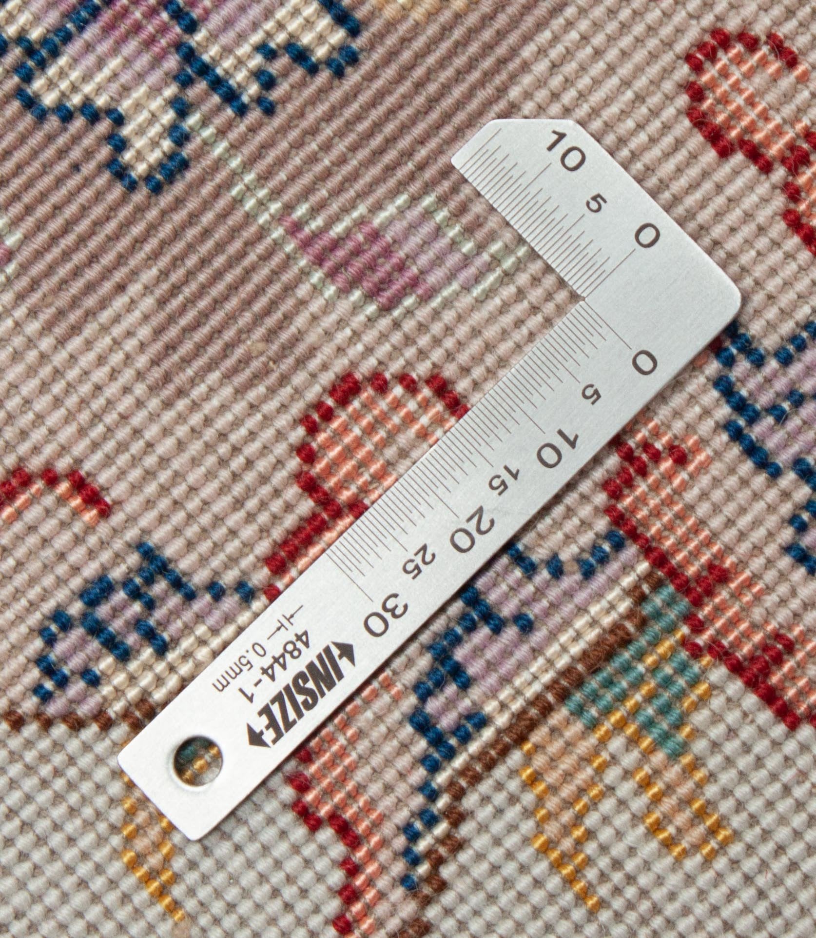 Eine Fotoaufnahme eines Täbriz Teppichs.