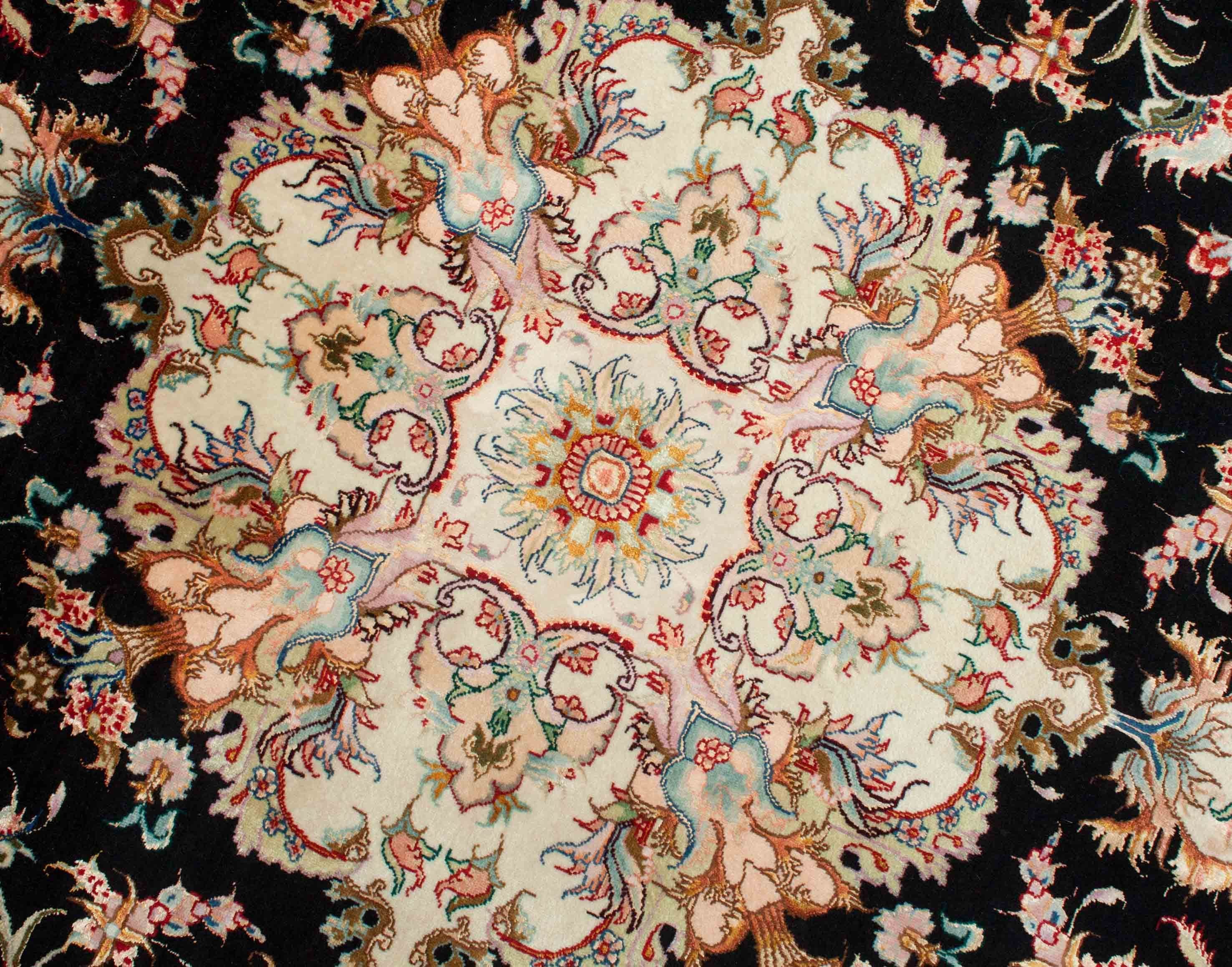 Eine Fotoaufnahme eines Täbriz Teppichs.