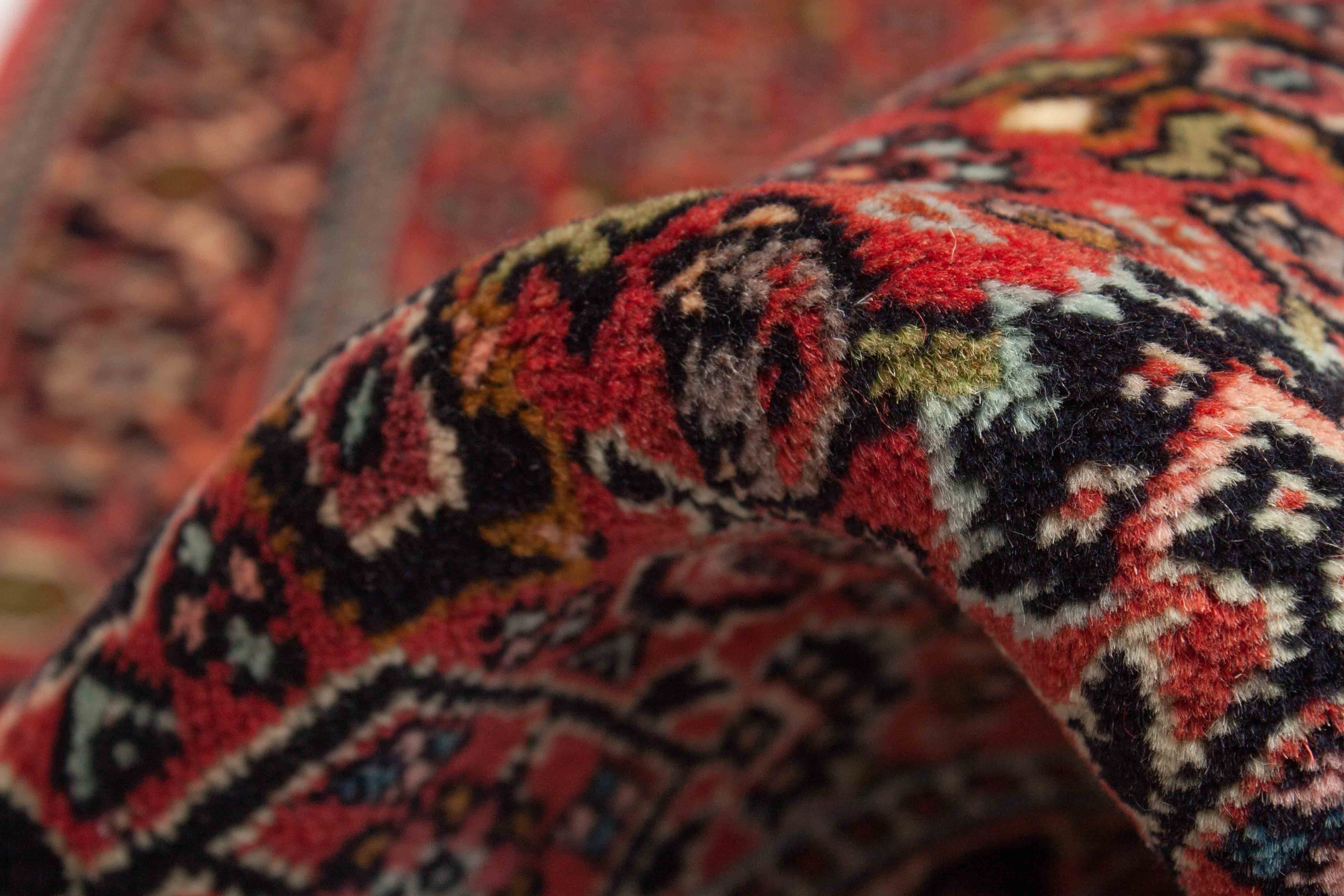 Eine Fotoaufnahme eines Bidjar Teppichs.