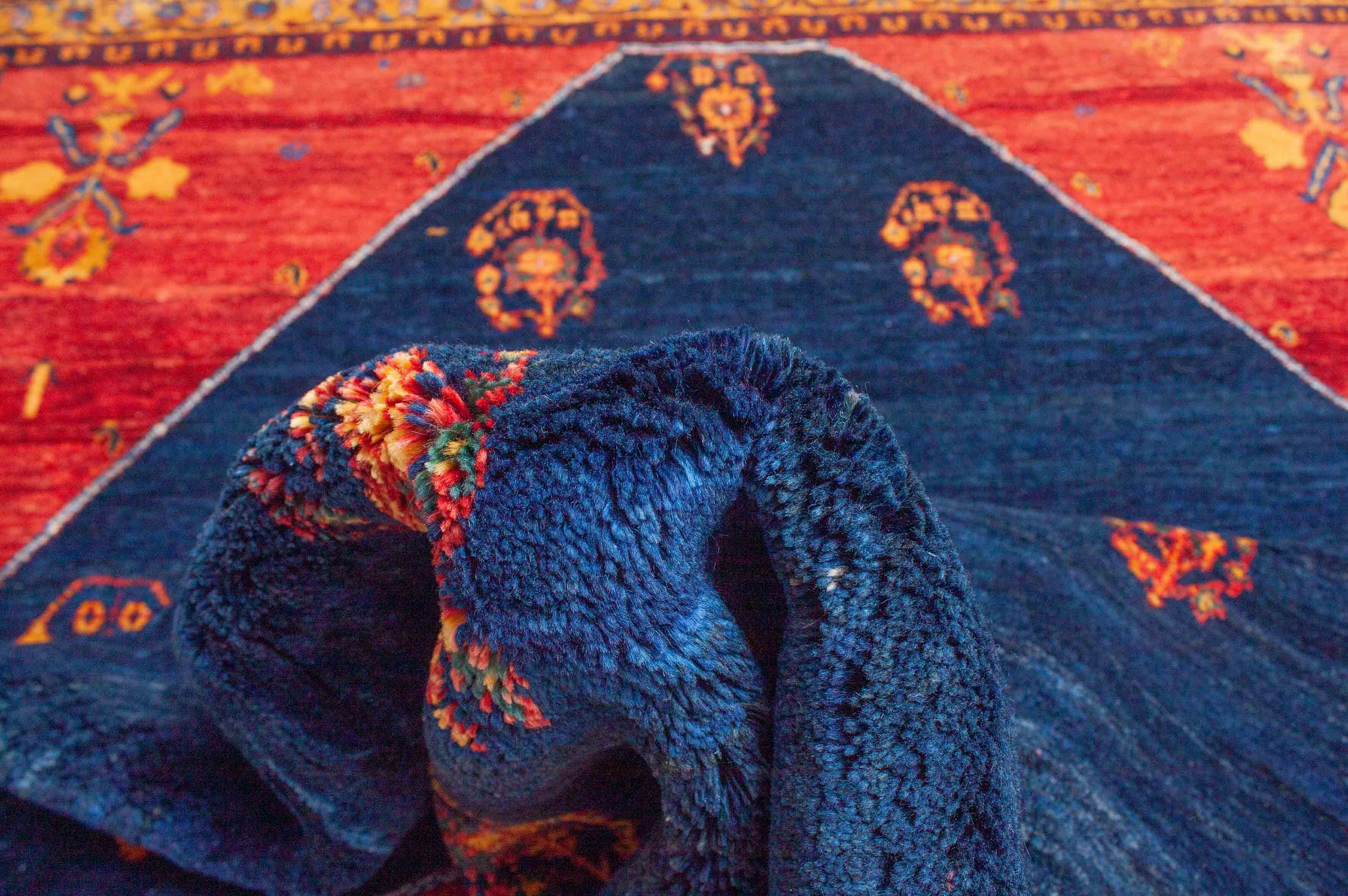 Eine Fotoaufnahme eines Lori Teppichs.