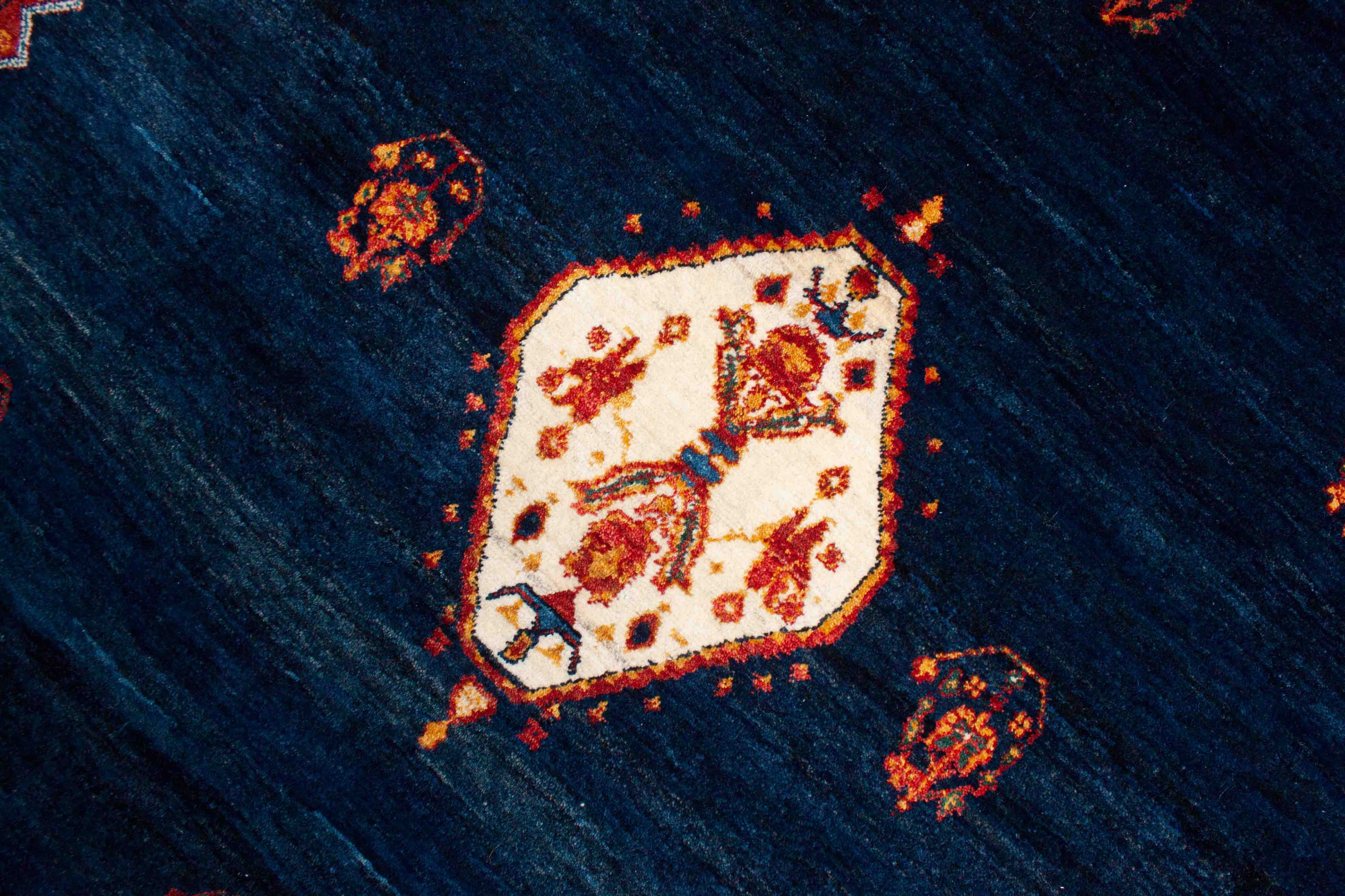 Eine Fotoaufnahme eines Lori Teppichs.