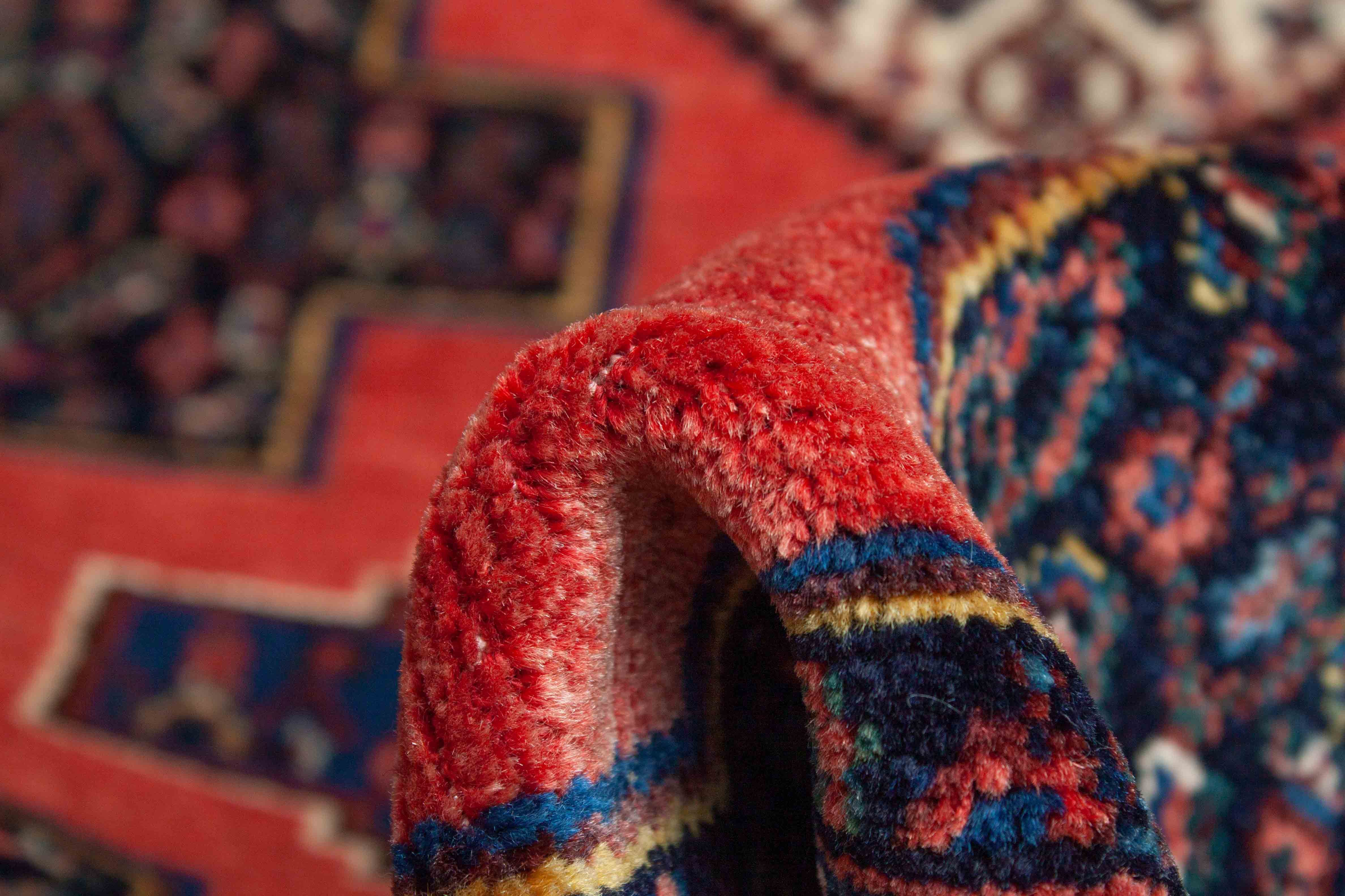 Eine Fotoaufnahme eines Senneh Teppichs.