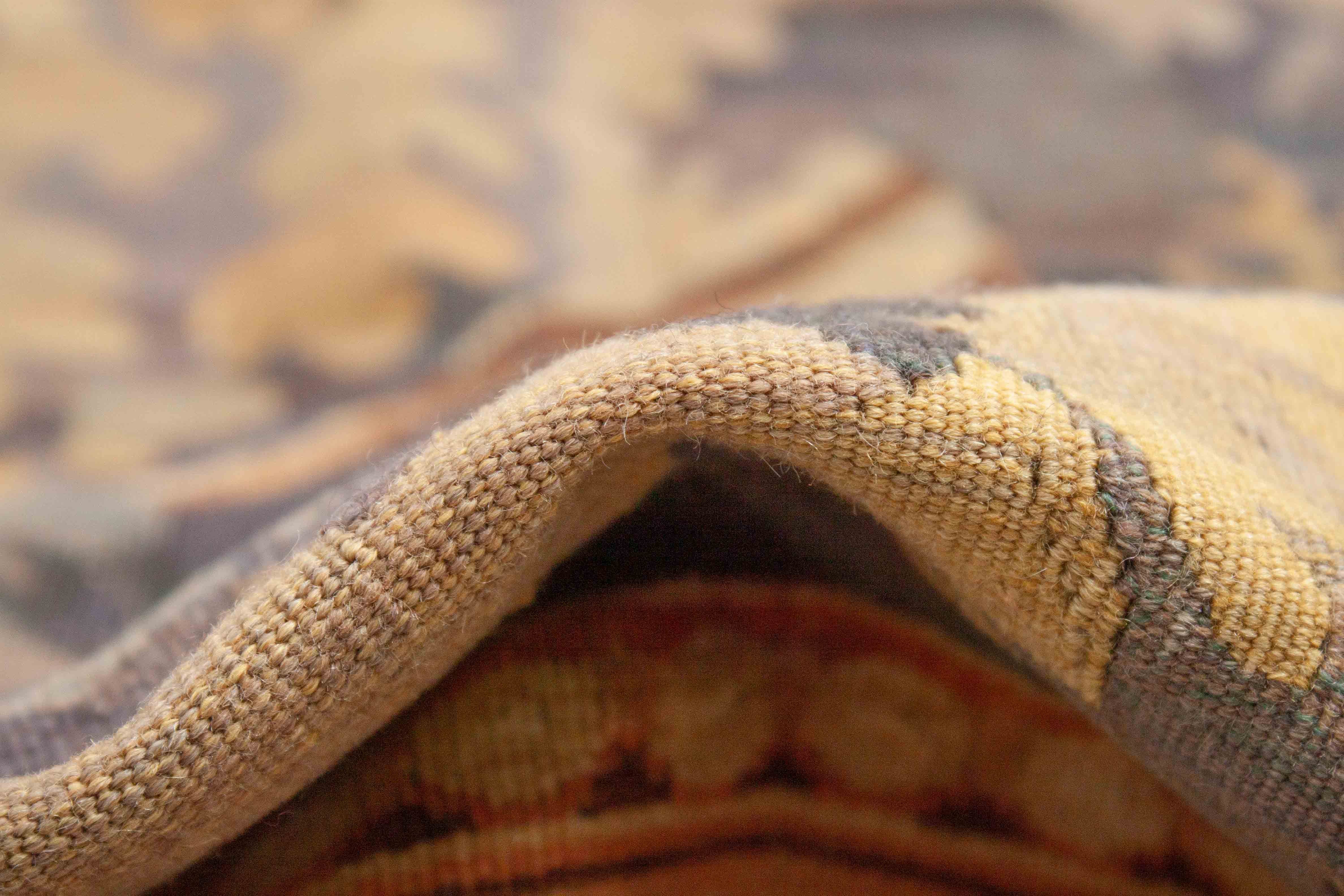 Eine Fotoaufnahme eines Tapisserie Teppich Teppichs.