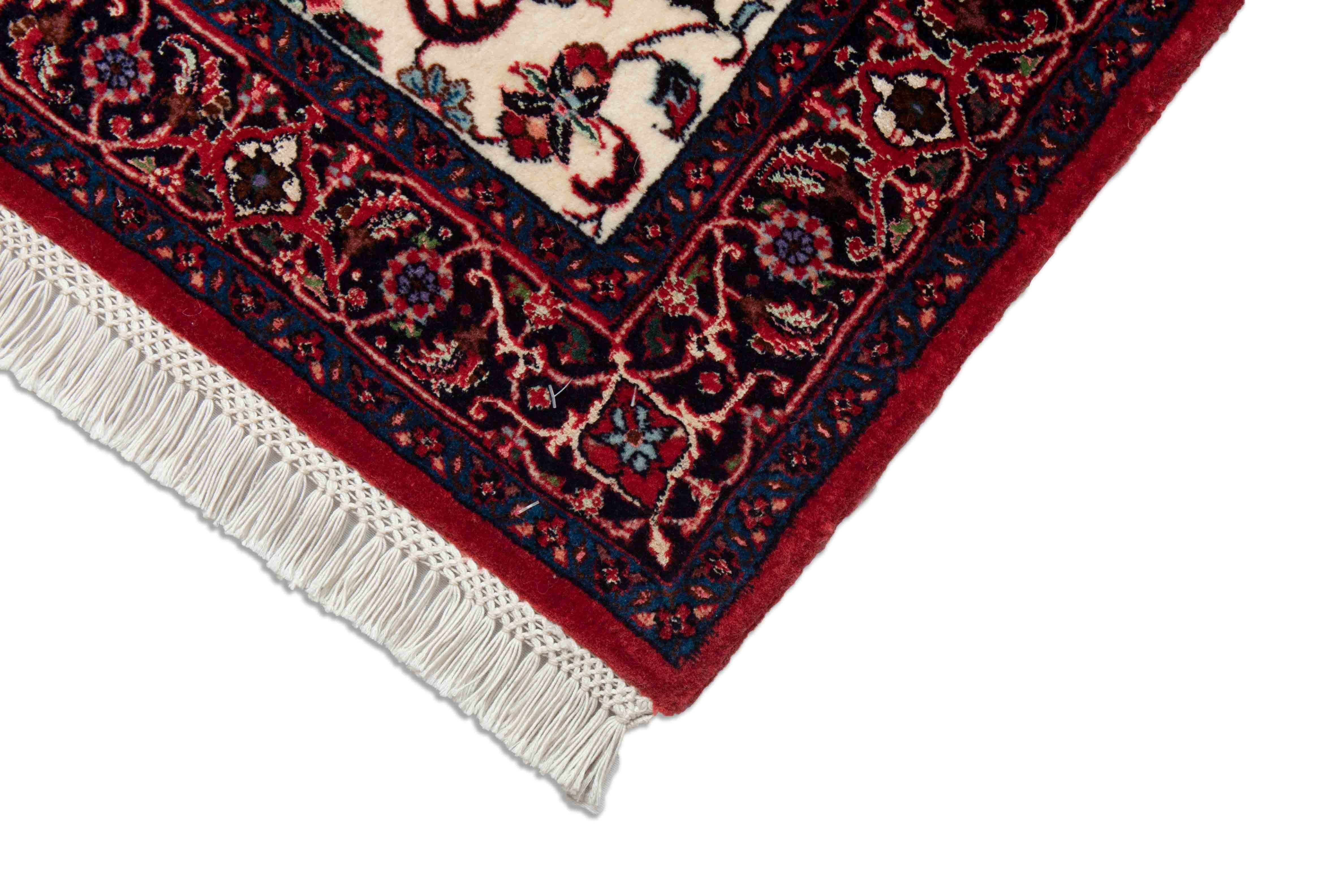 Eine Fotoaufnahme eines Bidjar Teppichs.