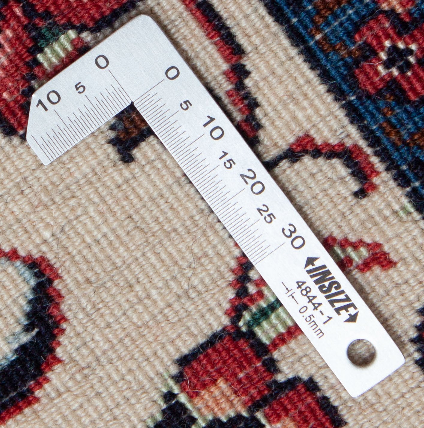 Eine Fotoaufnahme eines Bidjar Teppichs.