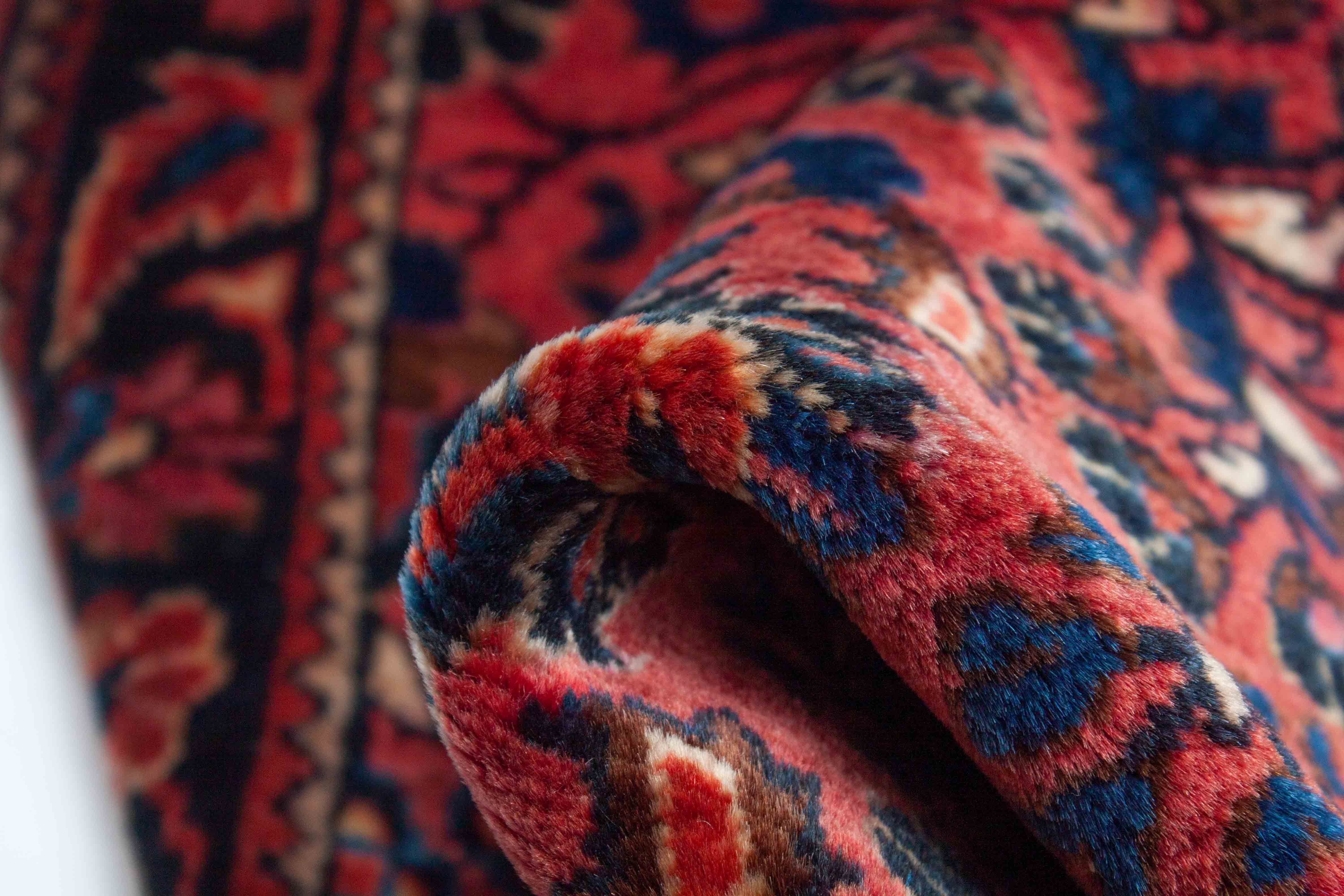 Eine Fotoaufnahme eines Re-Import Sarough Teppichs.