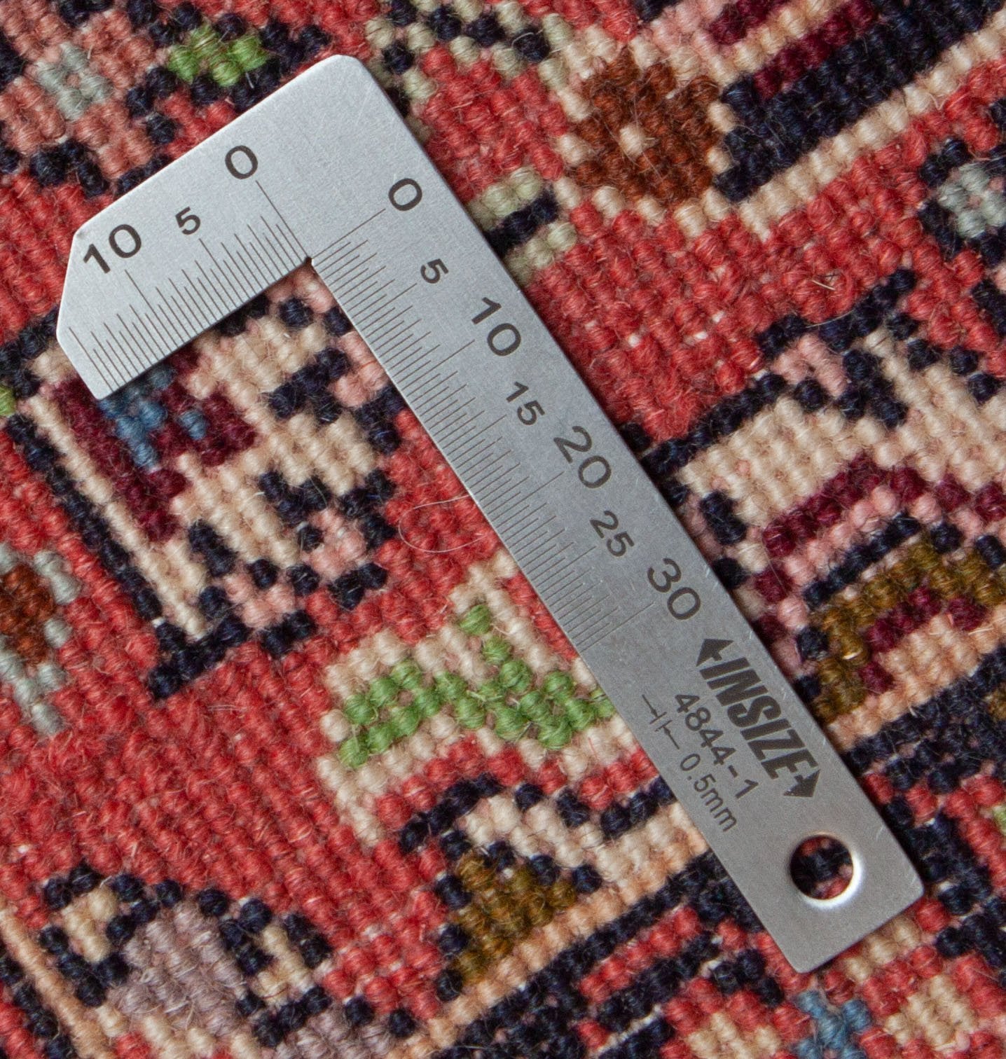 Eine Fotoaufnahme eines Bidjar Teppichs.