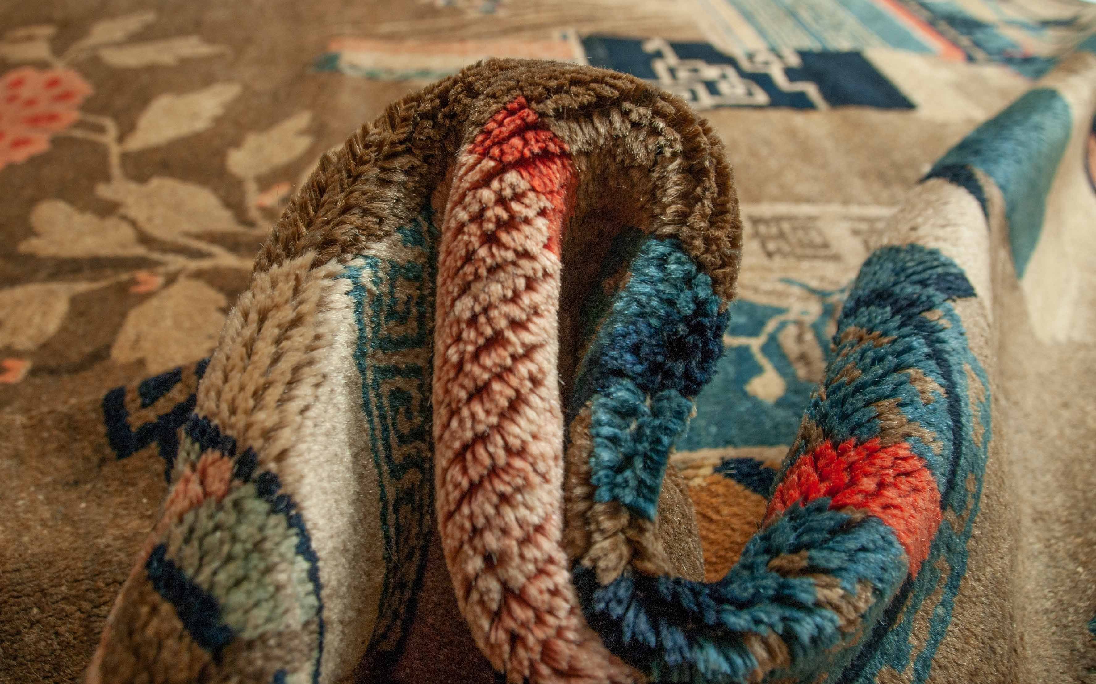 Eine Fotoaufnahme eines US Import China Teppich Teppichs.