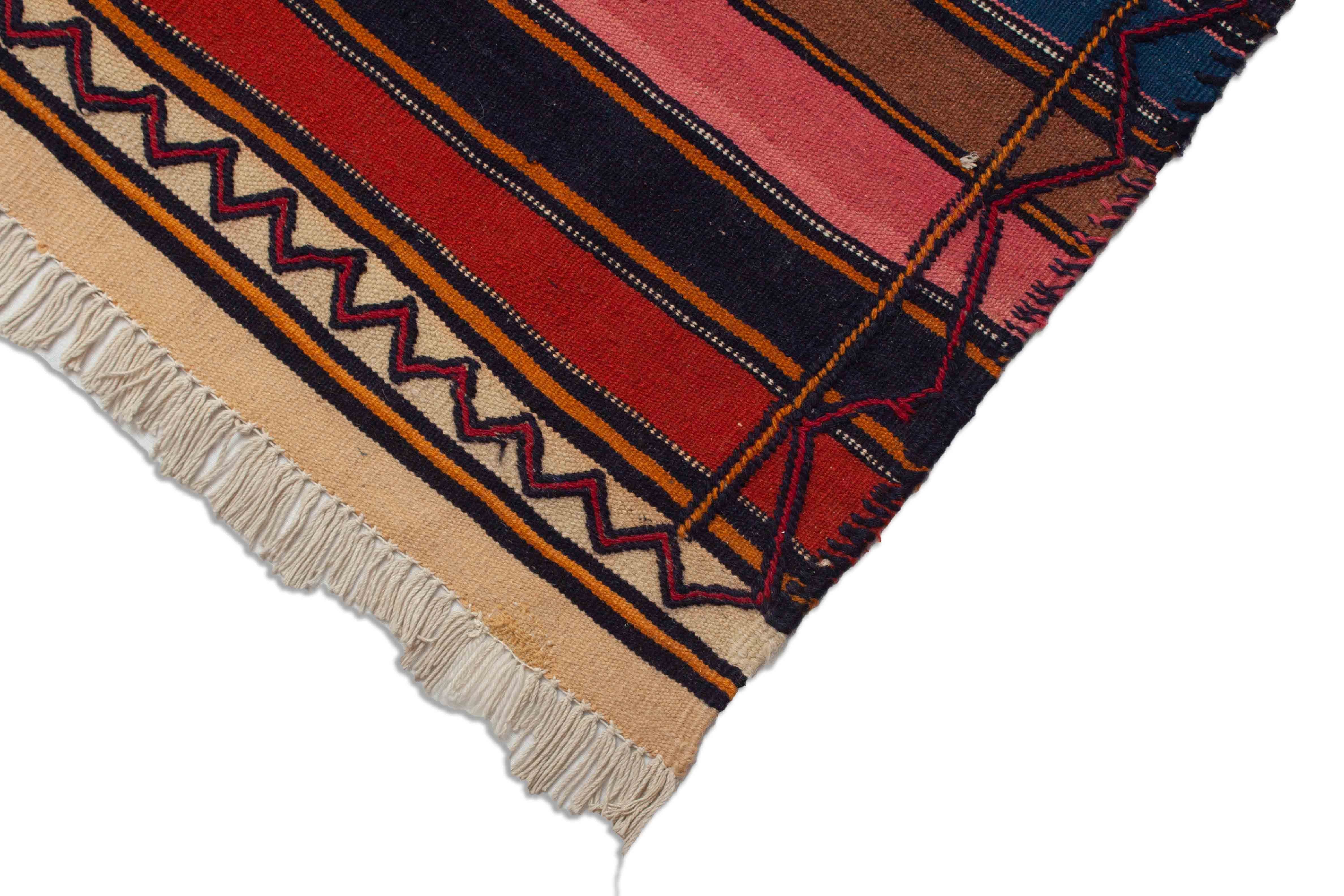 Eine Fotoaufnahme eines Kurdischer Kelim Teppichs.