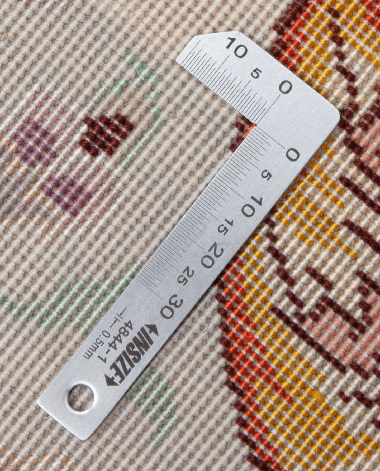 Eine Fotoaufnahme eines Täbriz Teppichs.