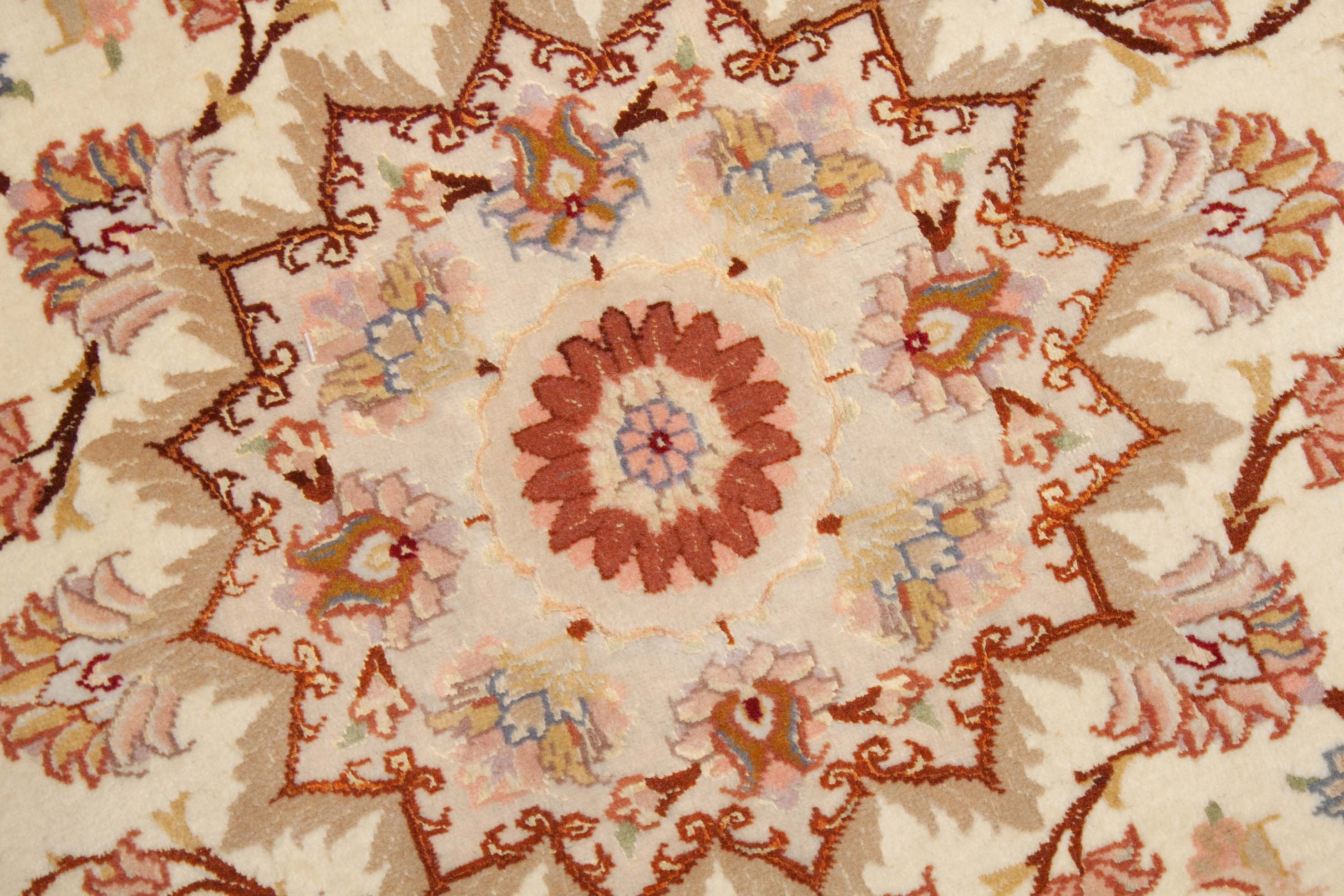 Eine Fotoaufnahme eines Täbriz Teppichs.