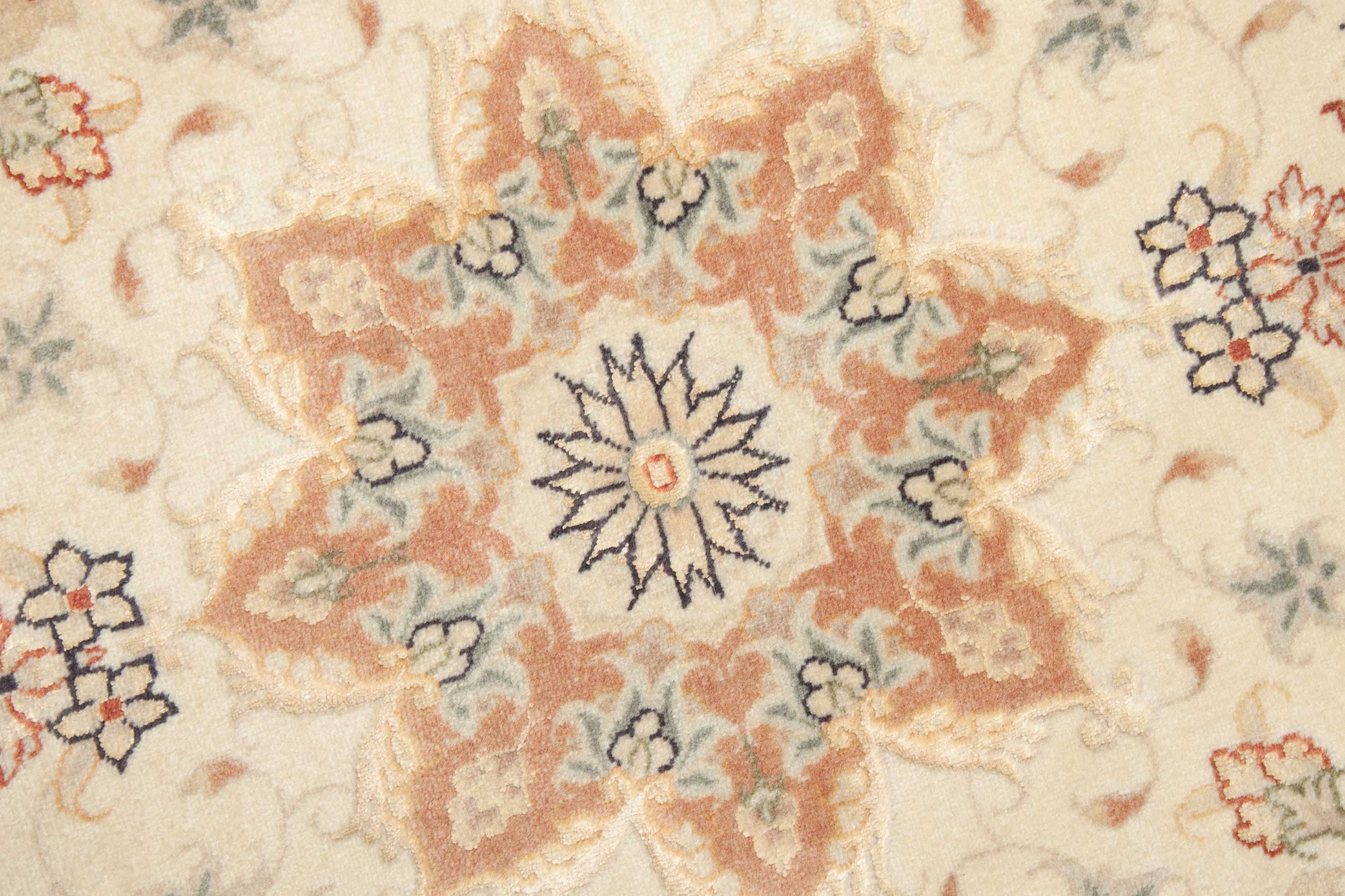 Eine Fotoaufnahme eines Täbriz Teppichs.