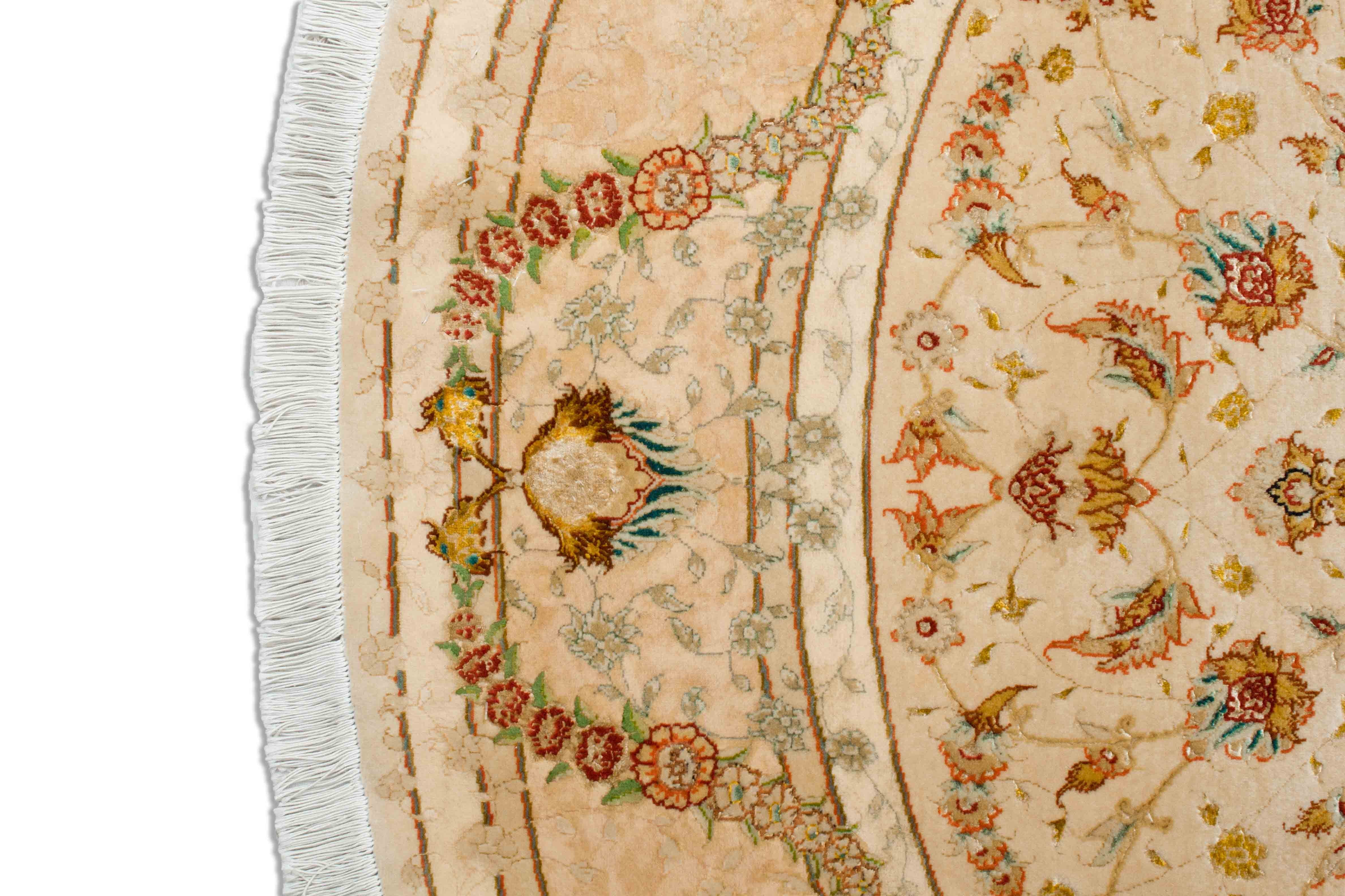 Eine Fotoaufnahme eines Täbriz Teppichs.