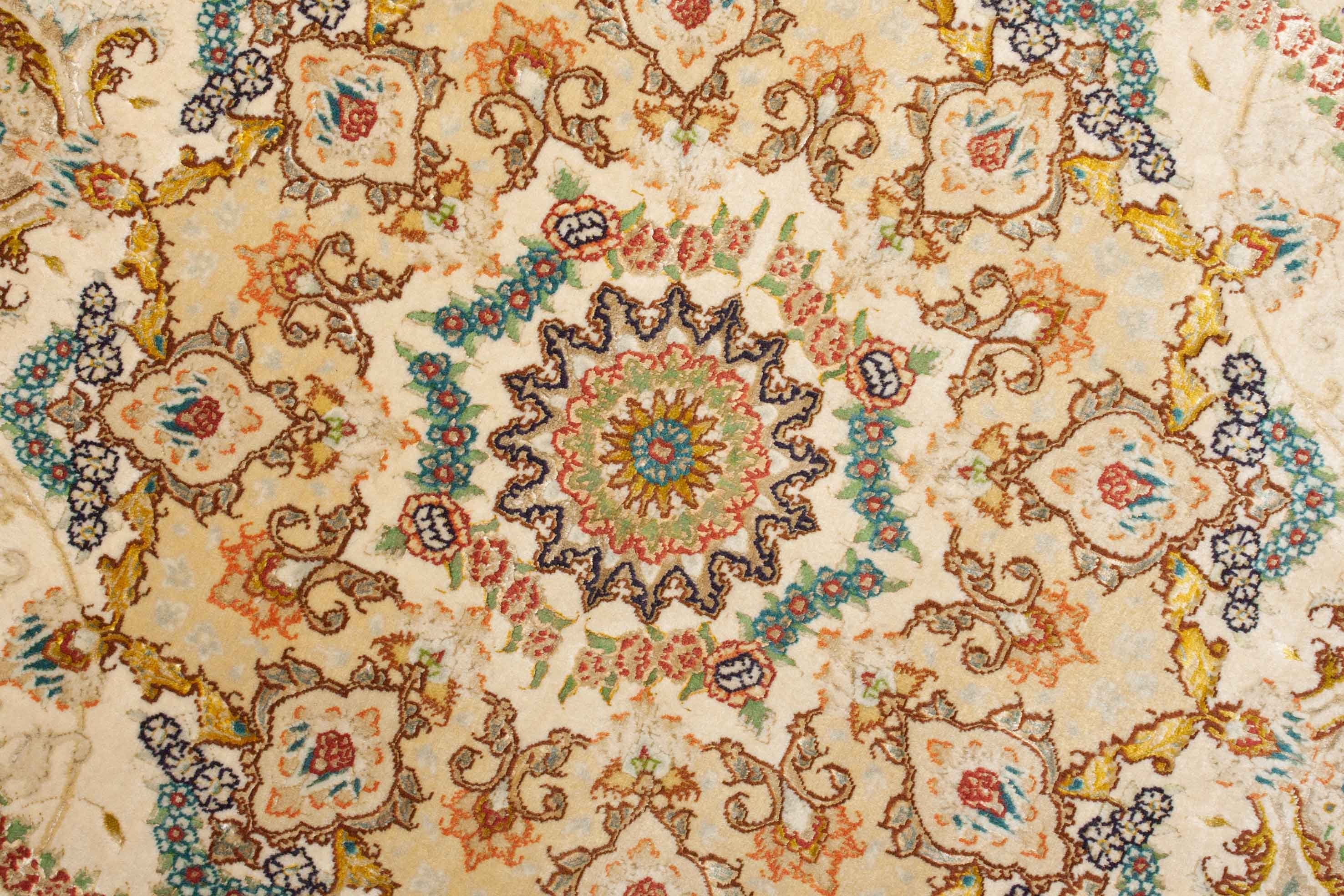 Eine Fotoaufnahme eines Täbriz Teppichs.