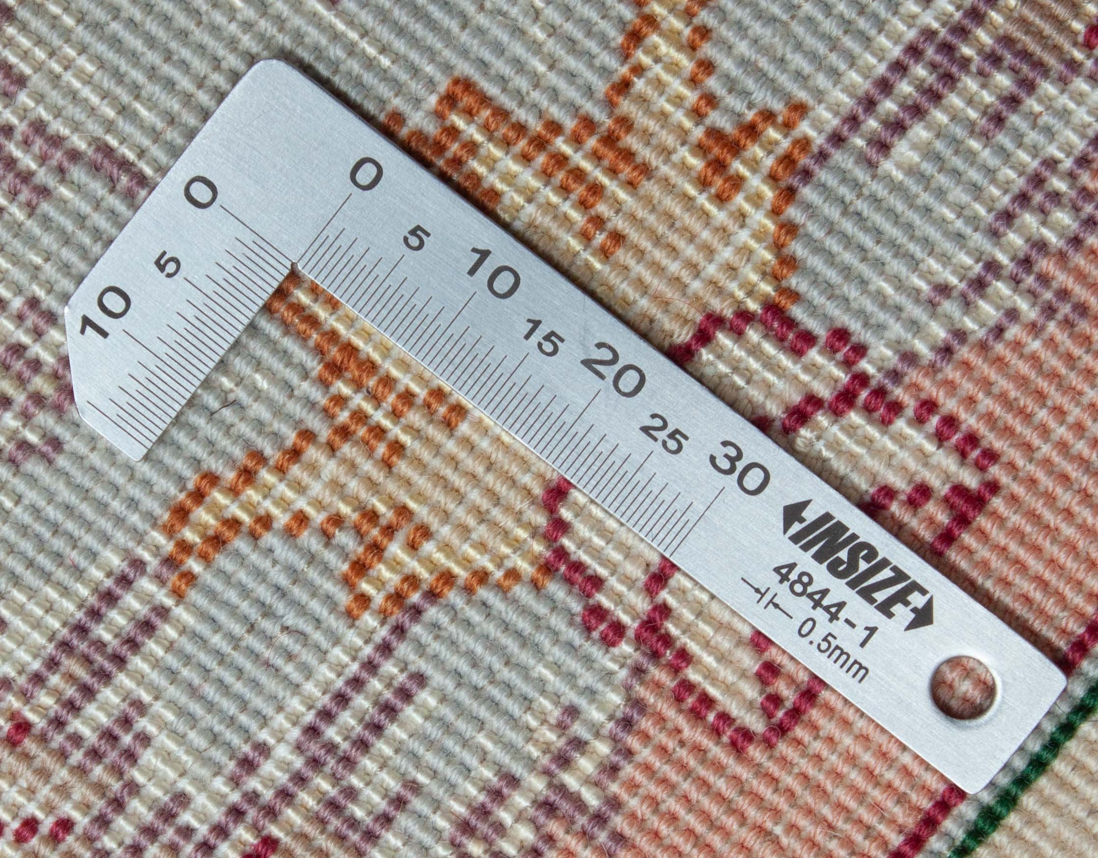 Eine Fotoaufnahme eines Täbriz Teppichs.