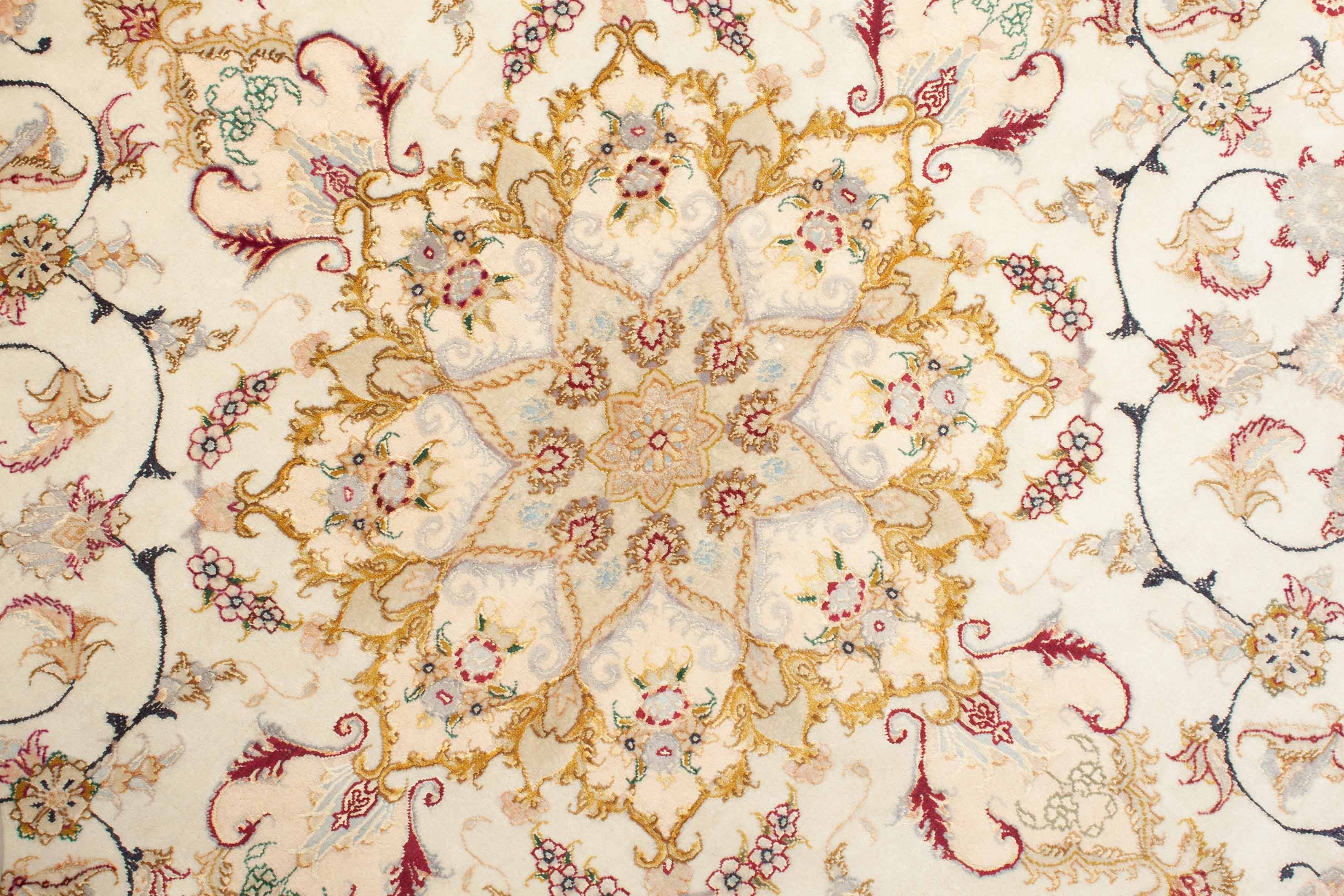 Eine Fotoaufnahme eines Täbriz Teppichs.