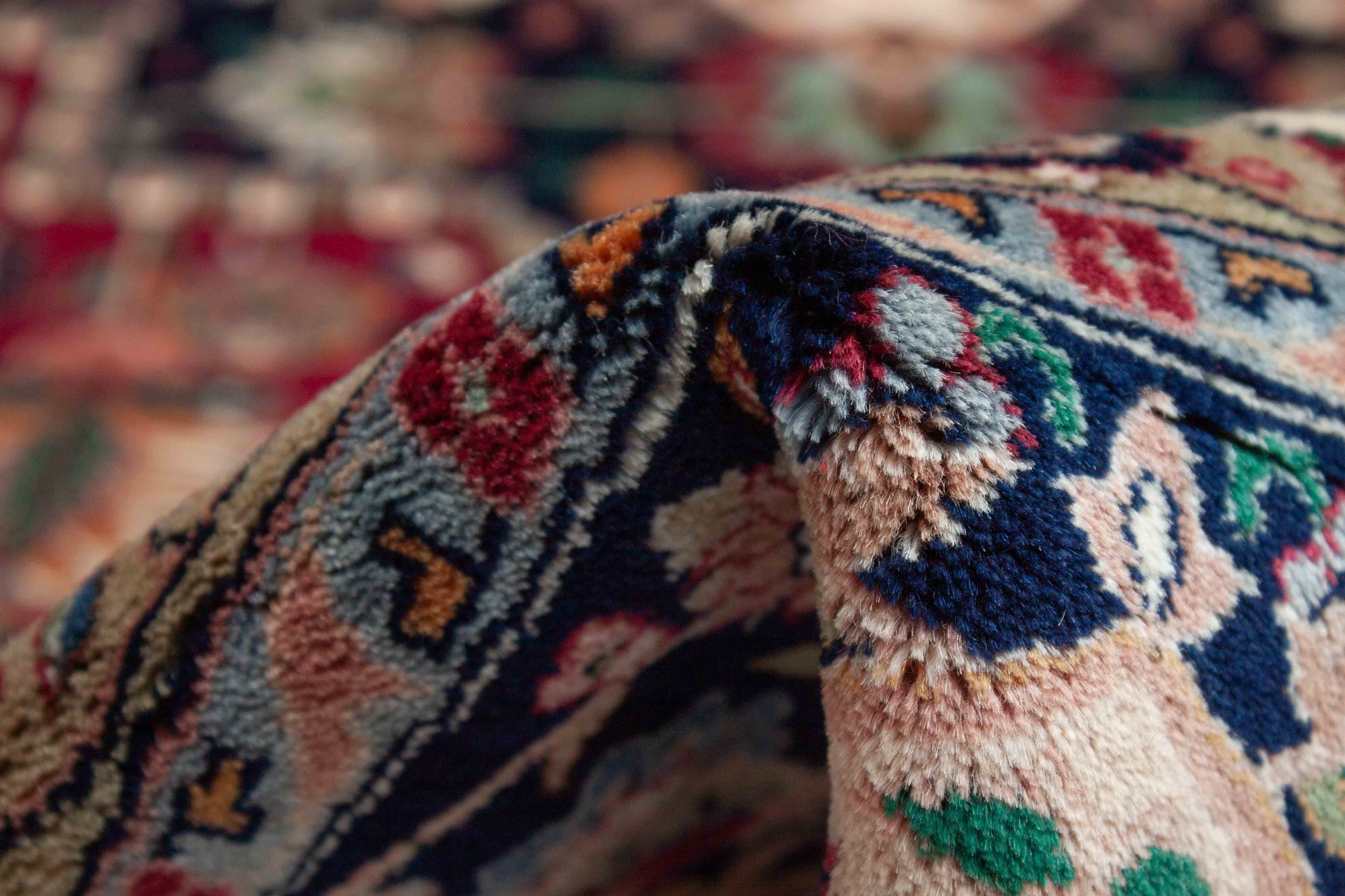 Eine Fotoaufnahme eines Täbriz Teppichs.