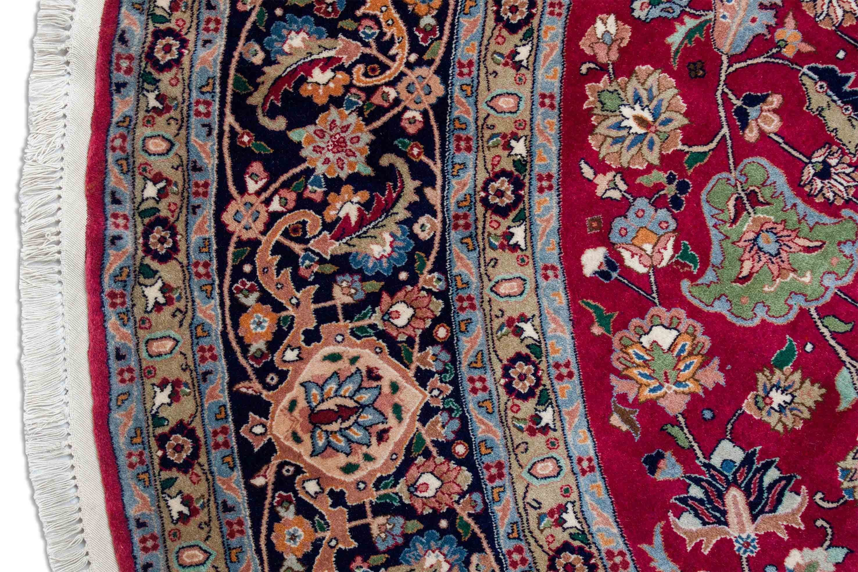 Eine Fotoaufnahme eines Täbriz Teppichs.