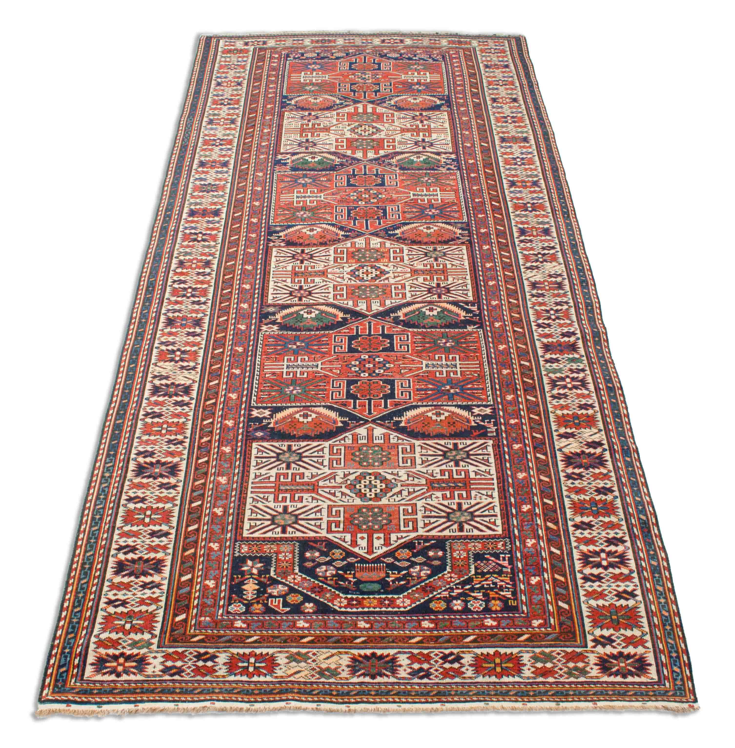 Eine Fotoaufnahme eines Kuba Schirwan Teppichs.