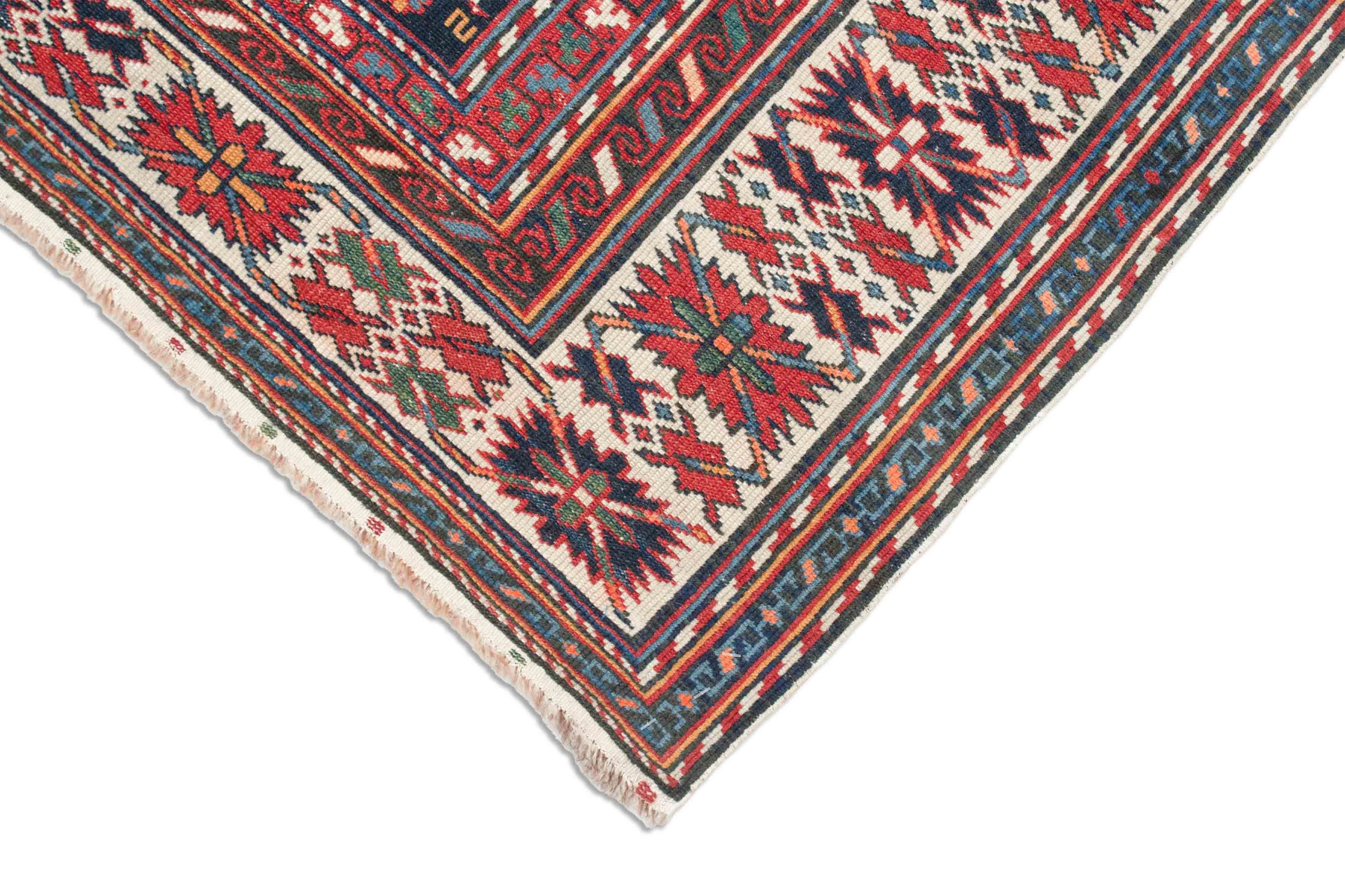 Eine Fotoaufnahme eines Kuba Schirwan Teppichs.